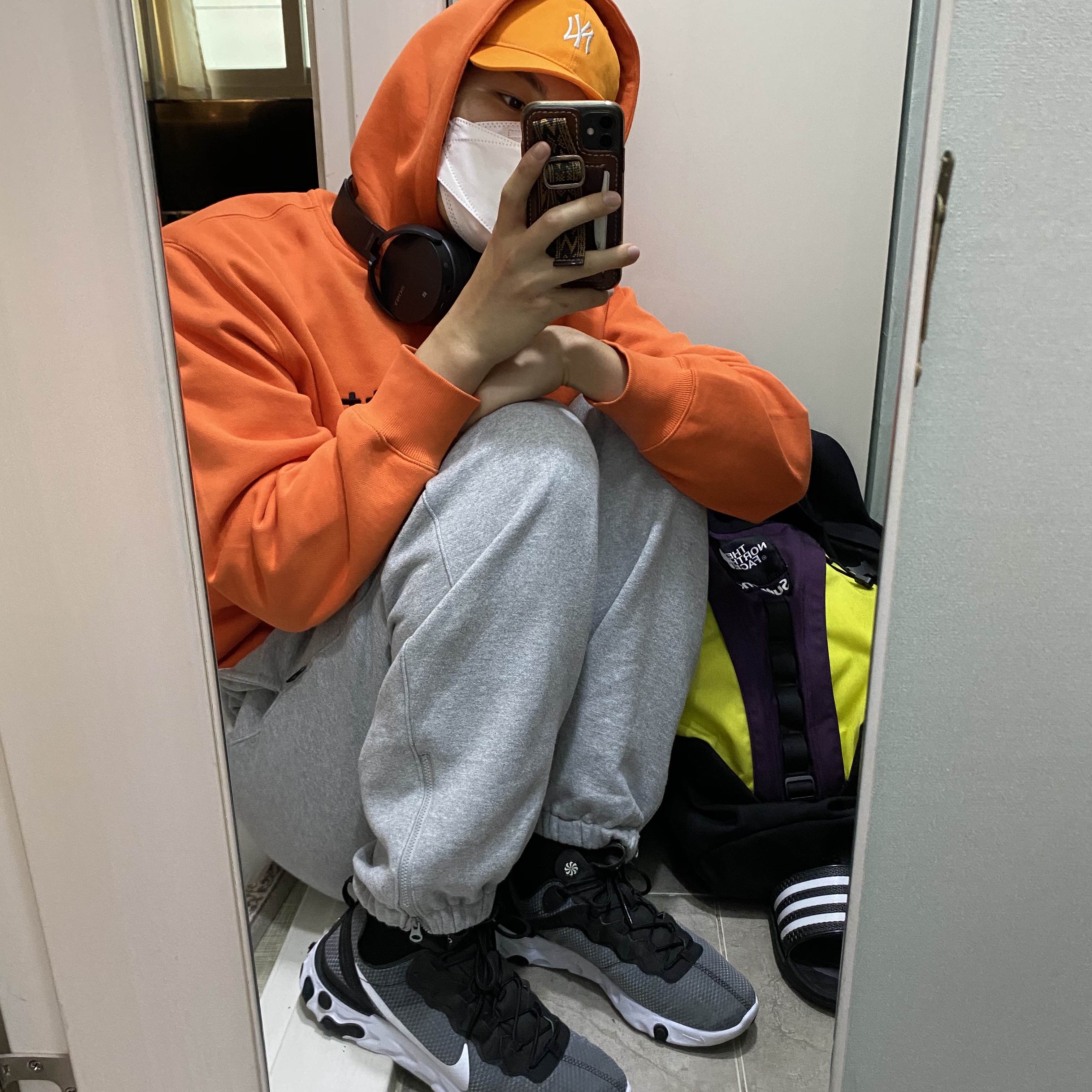 Supreme x The North Face Expedition Backpack Sulphur - 18FW, Nike React Element 87 Anthracite Black 착용 스타일