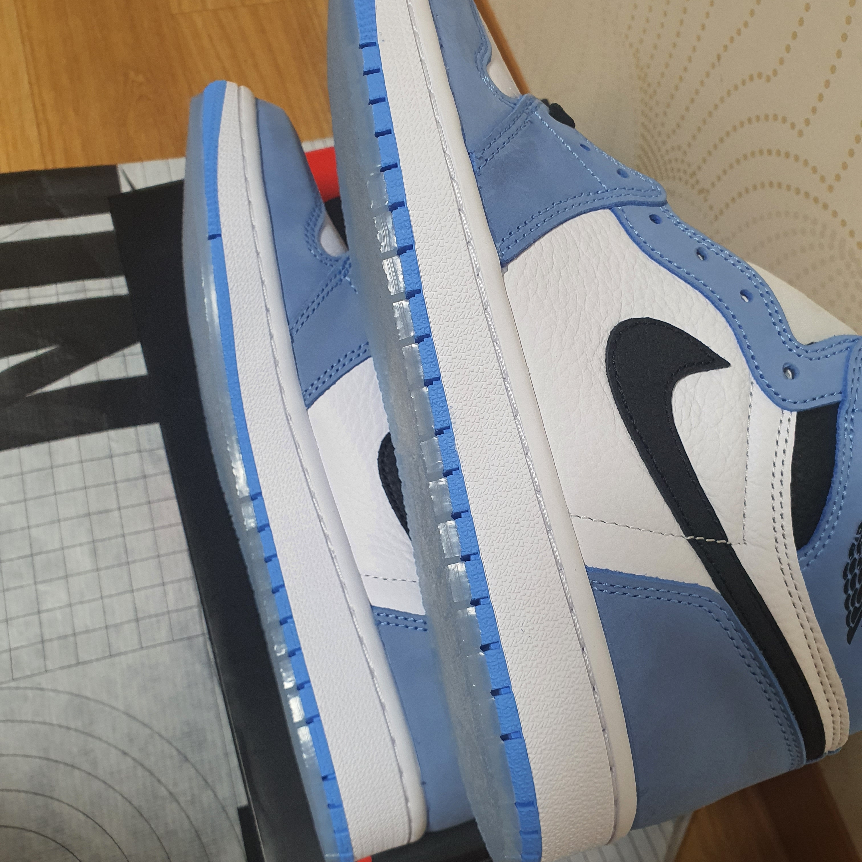 Jordan 1 Retro High OG University Blue 착용 스타일 - 4