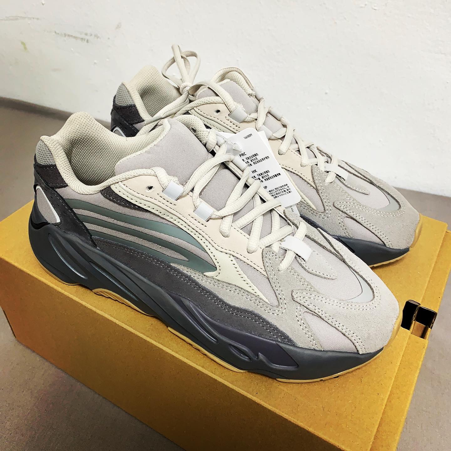 Adidas Yeezy Boost 700 V2 Tephra 착용 스타일