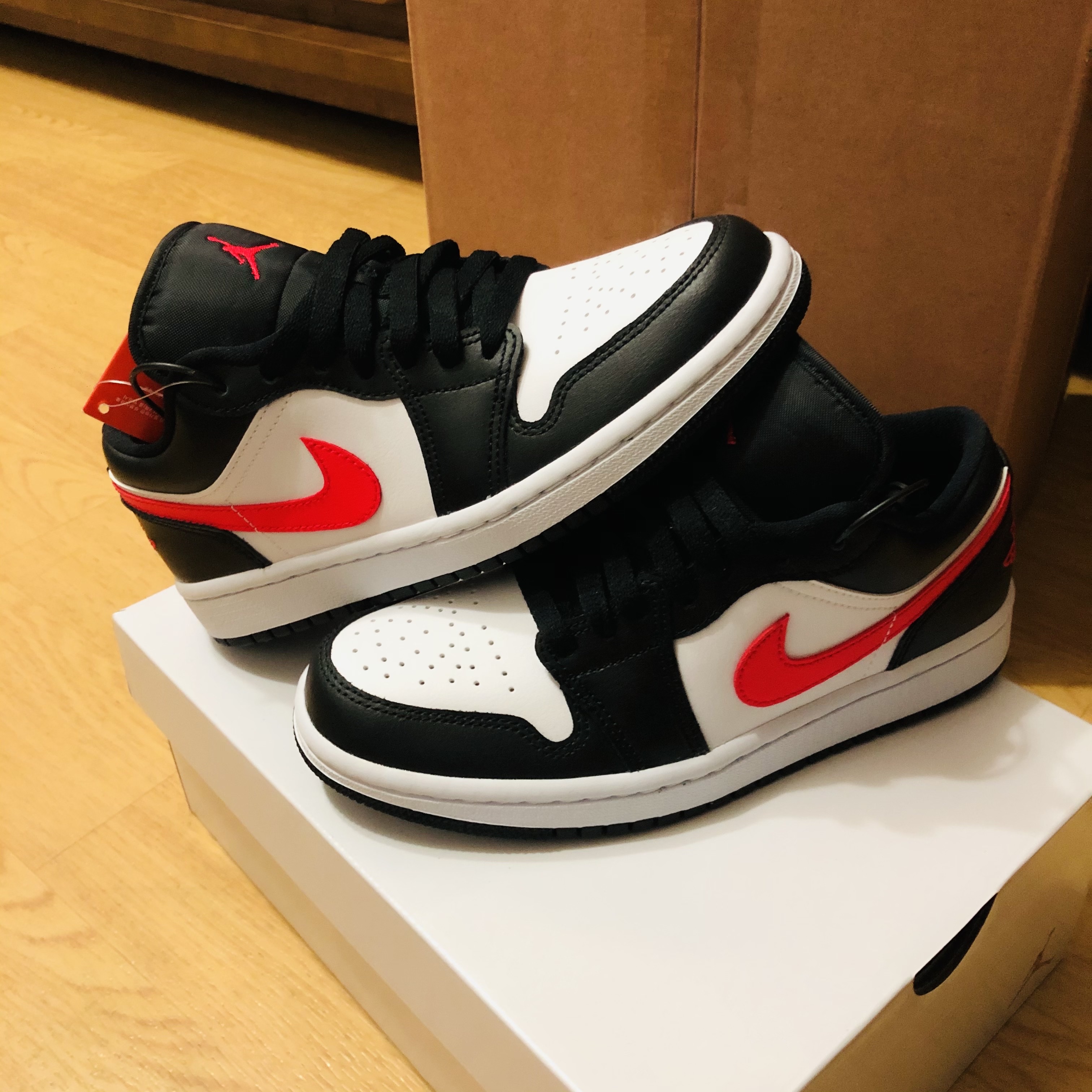 (W) Jordan 1 Low Black Siren Red 착용 스타일