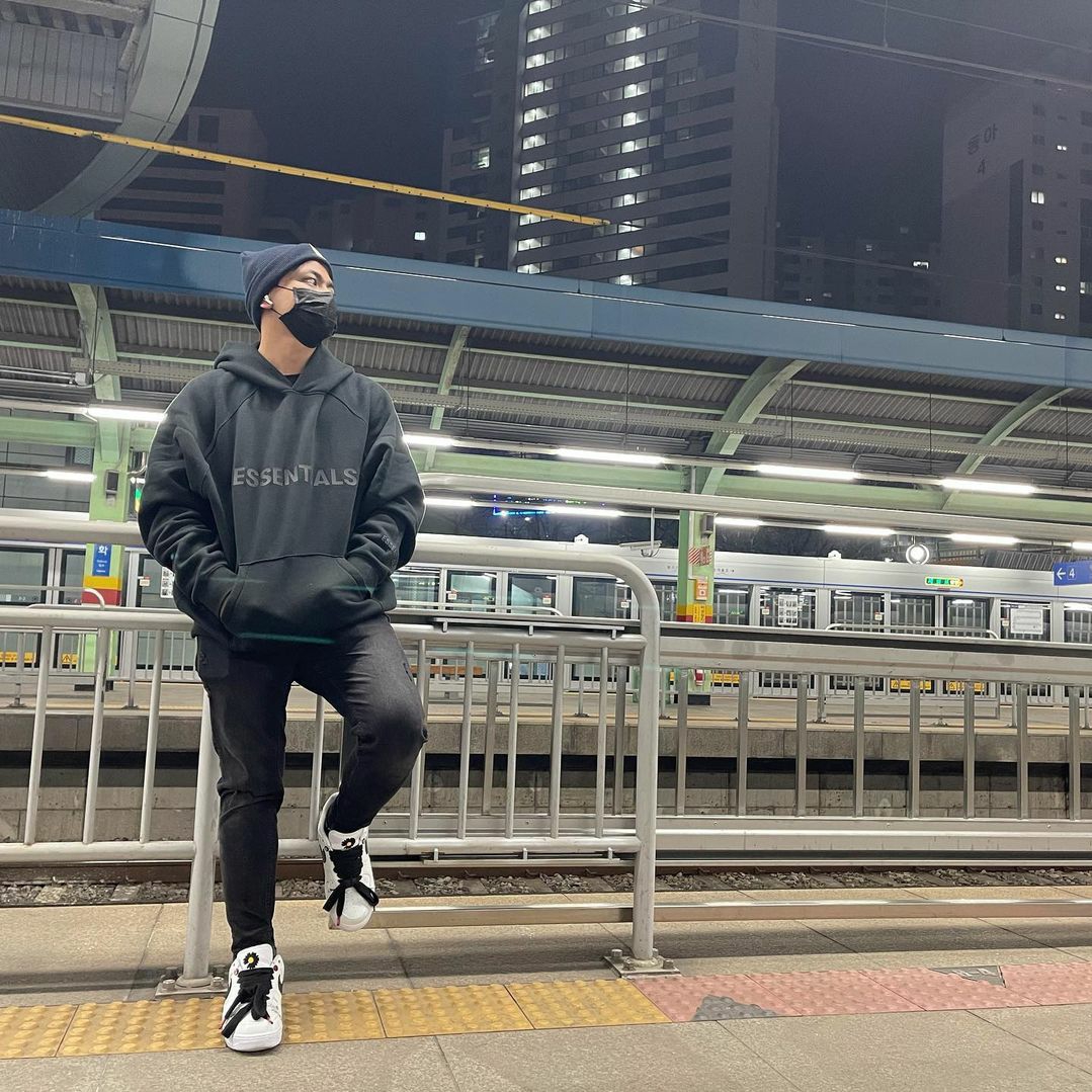 Essentials 3D Silicon Applique Pullover Hoodie Dark Slate/Black 2020, Nike x Peaceminusone Air Force 1 Low Para-Noise 2.0 착용 스타일 - 1