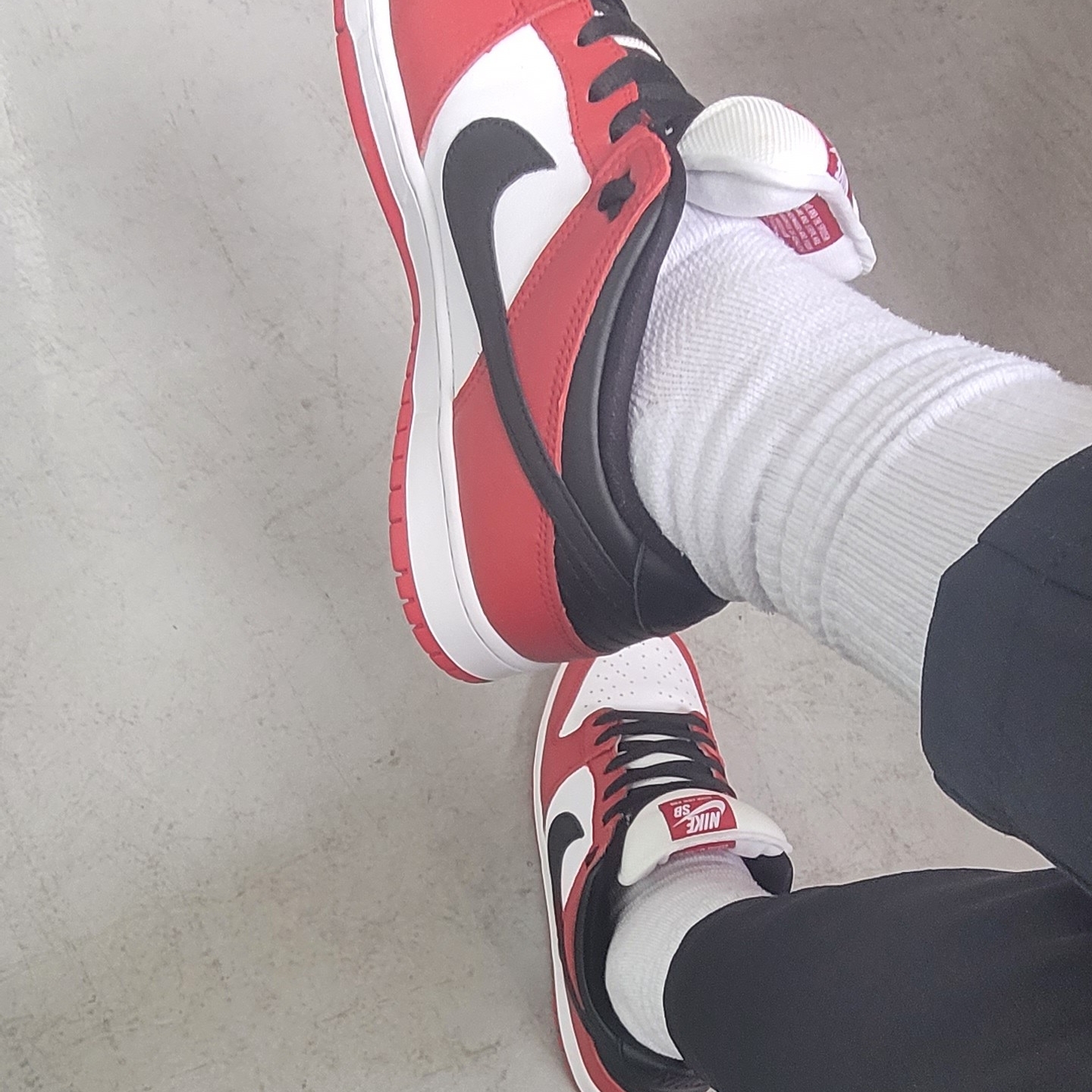 Nike SB Dunk Low Pro Chicago, Nike x Sacai VaporWaffle Royal Fuchsia 착용 스타일 - 1
