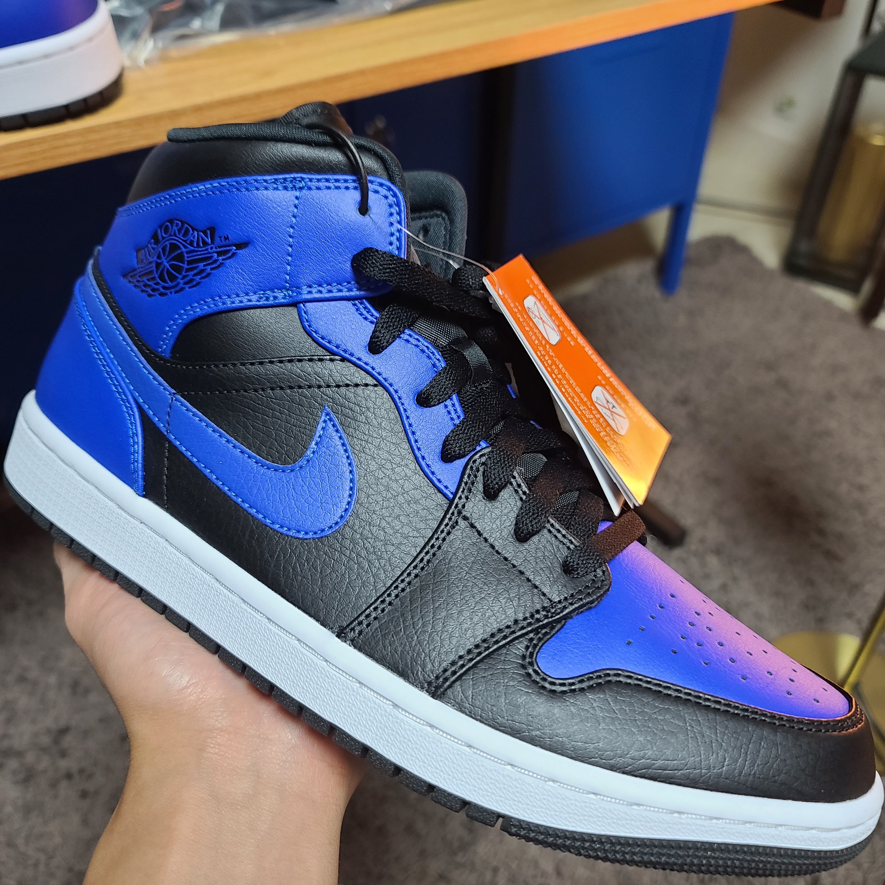 Jordan 1 Mid Black Hyper Royal 착용 스타일