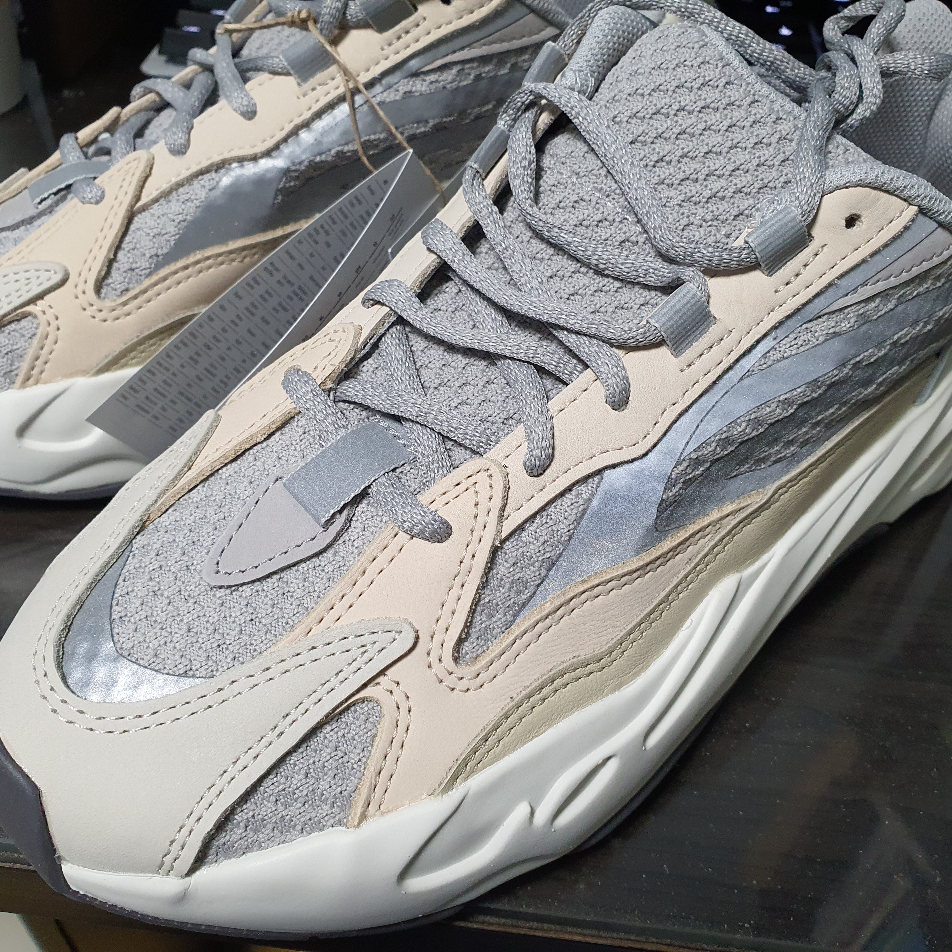 Adidas Yeezy Boost 700 V2 Cream 착용 스타일