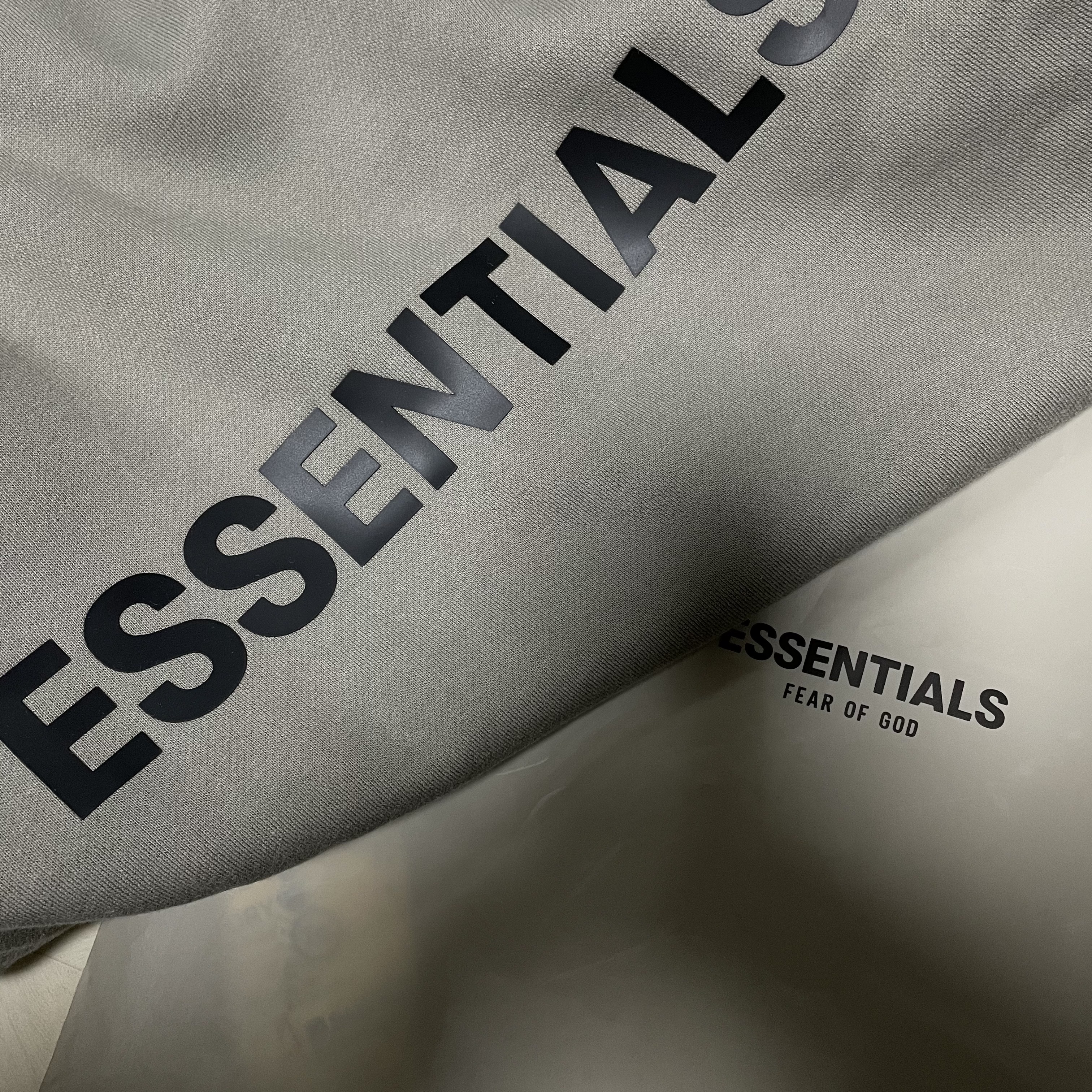Essentials 3D Silicon Applique Crewneck Cement - 20FW 착용 스타일