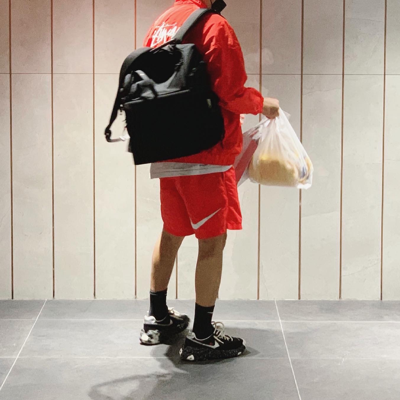 Nike x Stussy Windrunner Jacket Habanero Red, Nike x Stussy Water Shorts Habanero Red 착용 스타일 - 1