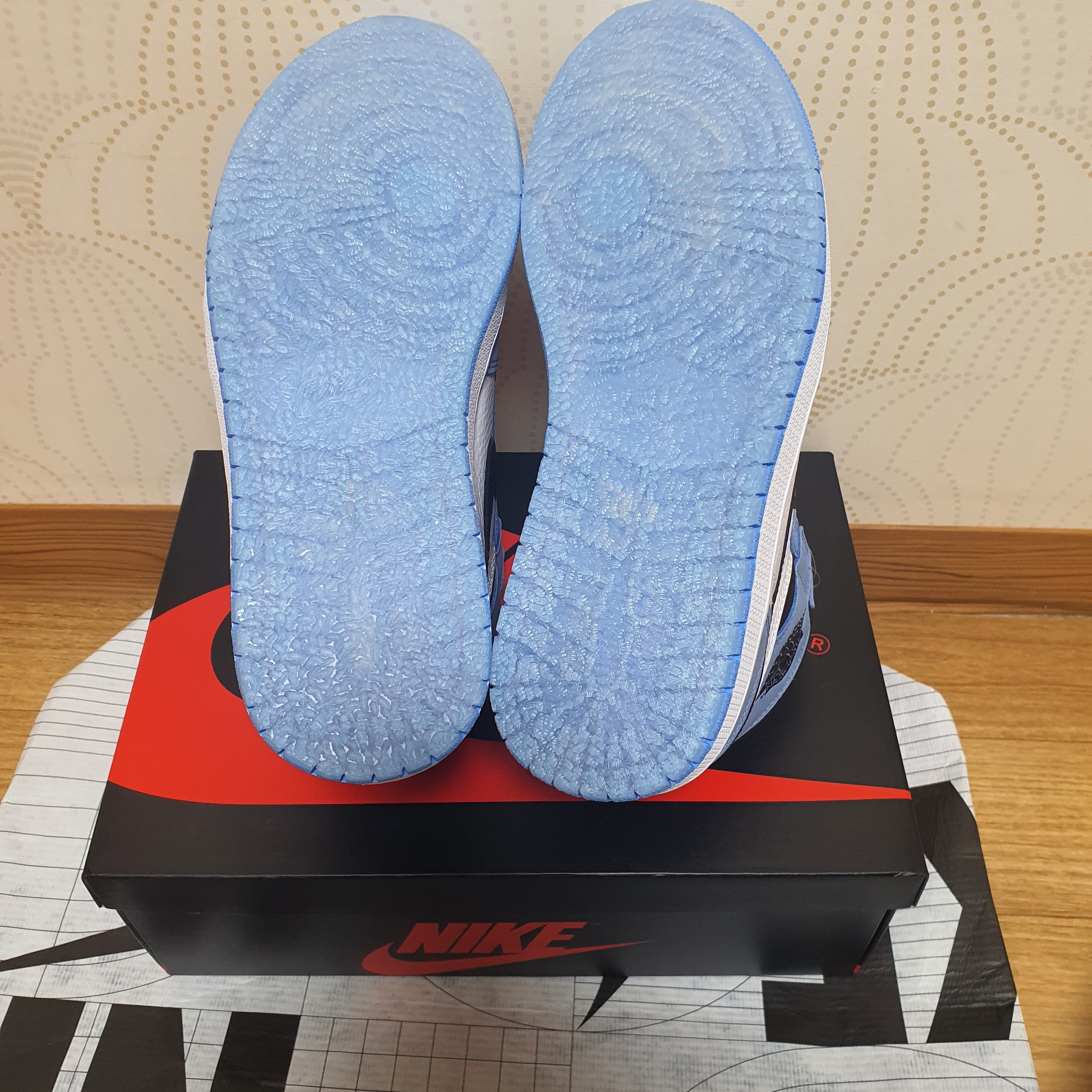 Jordan 1 Retro High OG University Blue 착용 스타일 - 4