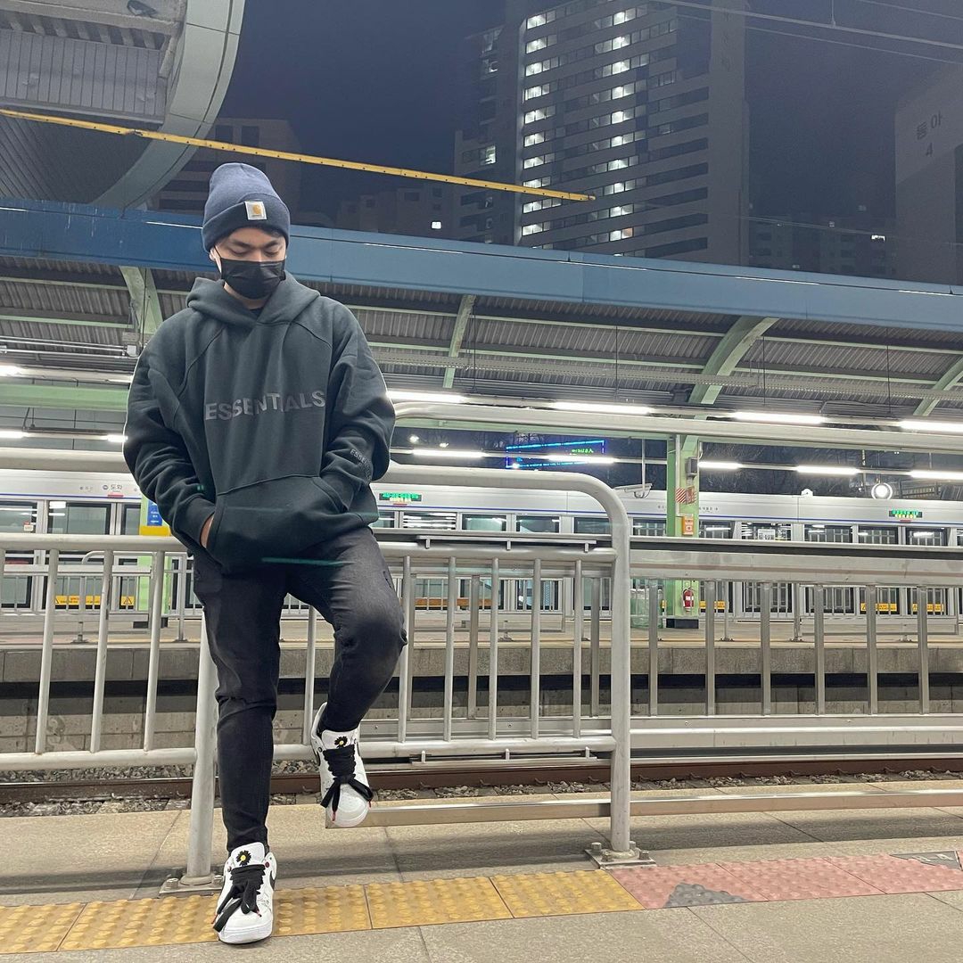 Essentials 3D Silicon Applique Pullover Hoodie Dark Slate/Black 2020, Nike x Peaceminusone Air Force 1 Low Para-Noise 2.0 착용 스타일 - 2