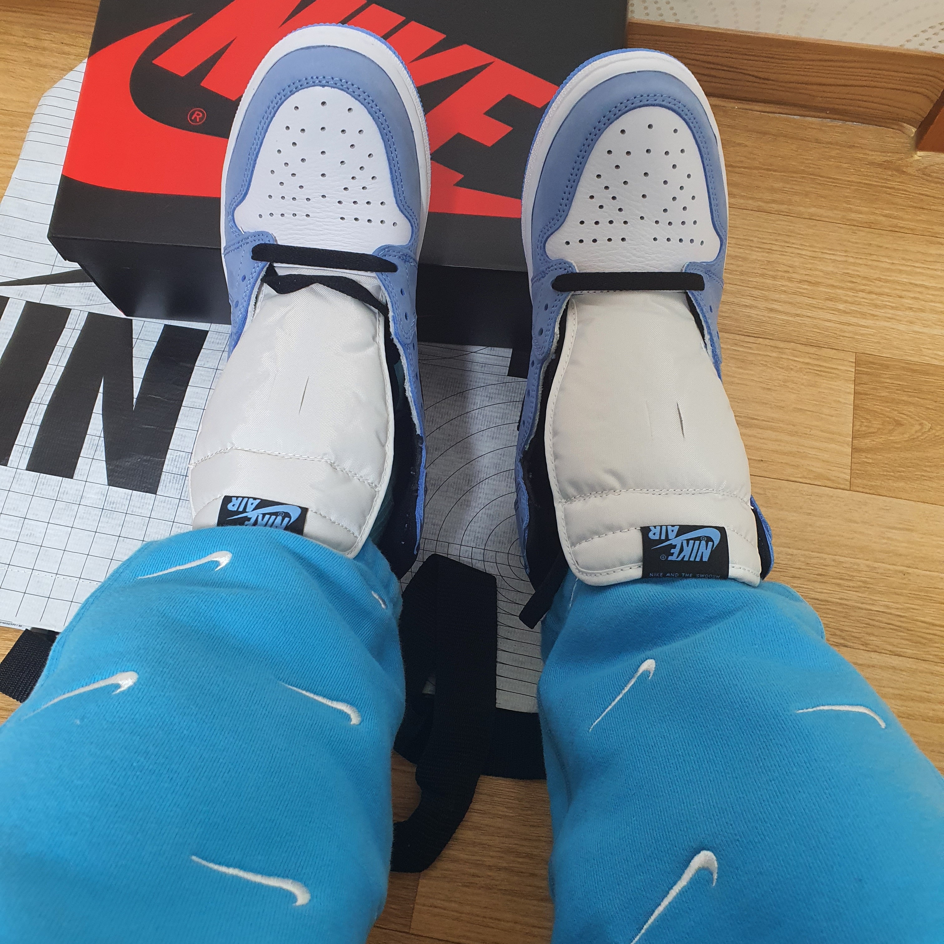 Jordan 1 Retro High OG University Blue 착용 스타일 - 1