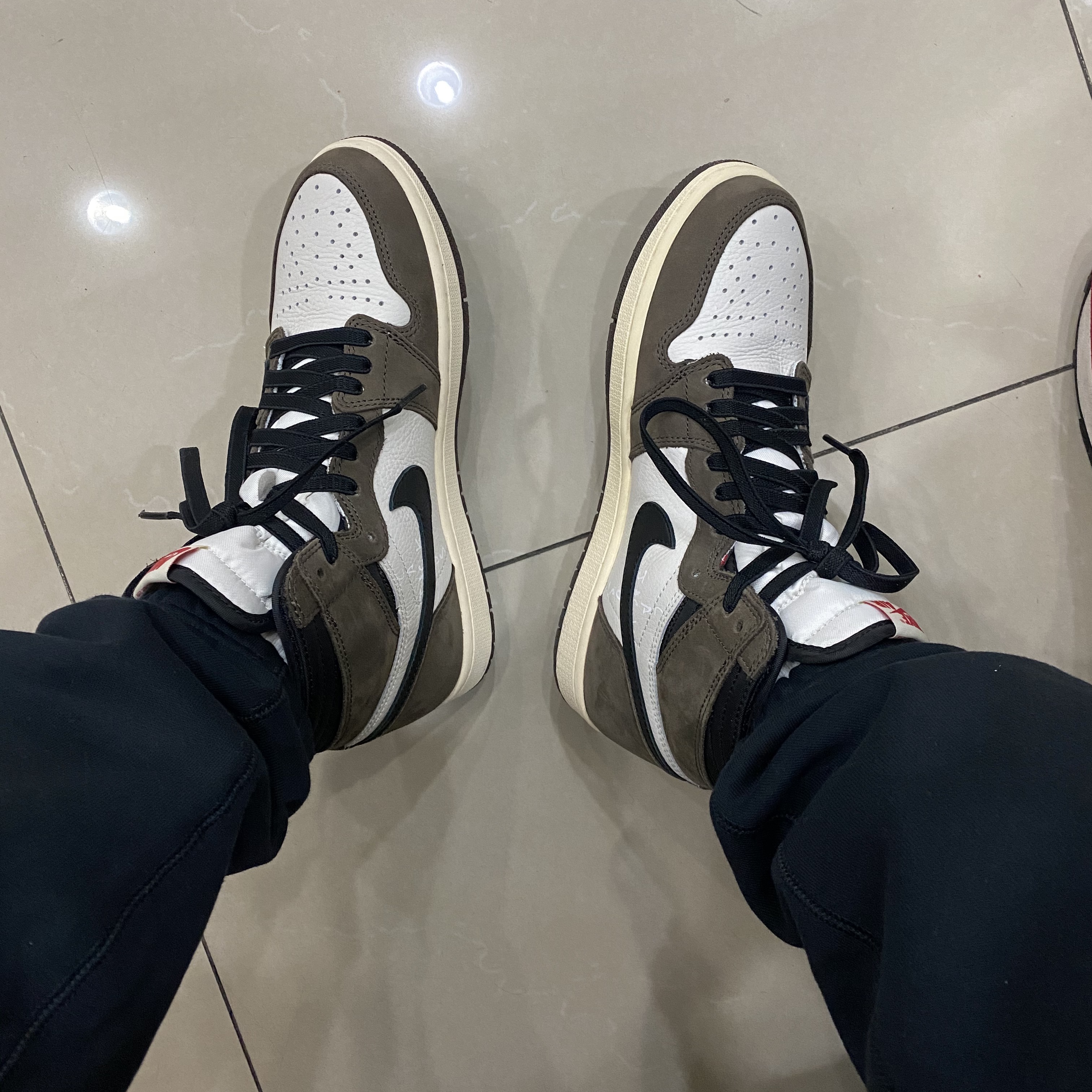 Jordan 1 x Travis Scott Retro High OG SP Mocha 착용 스타일 - 2