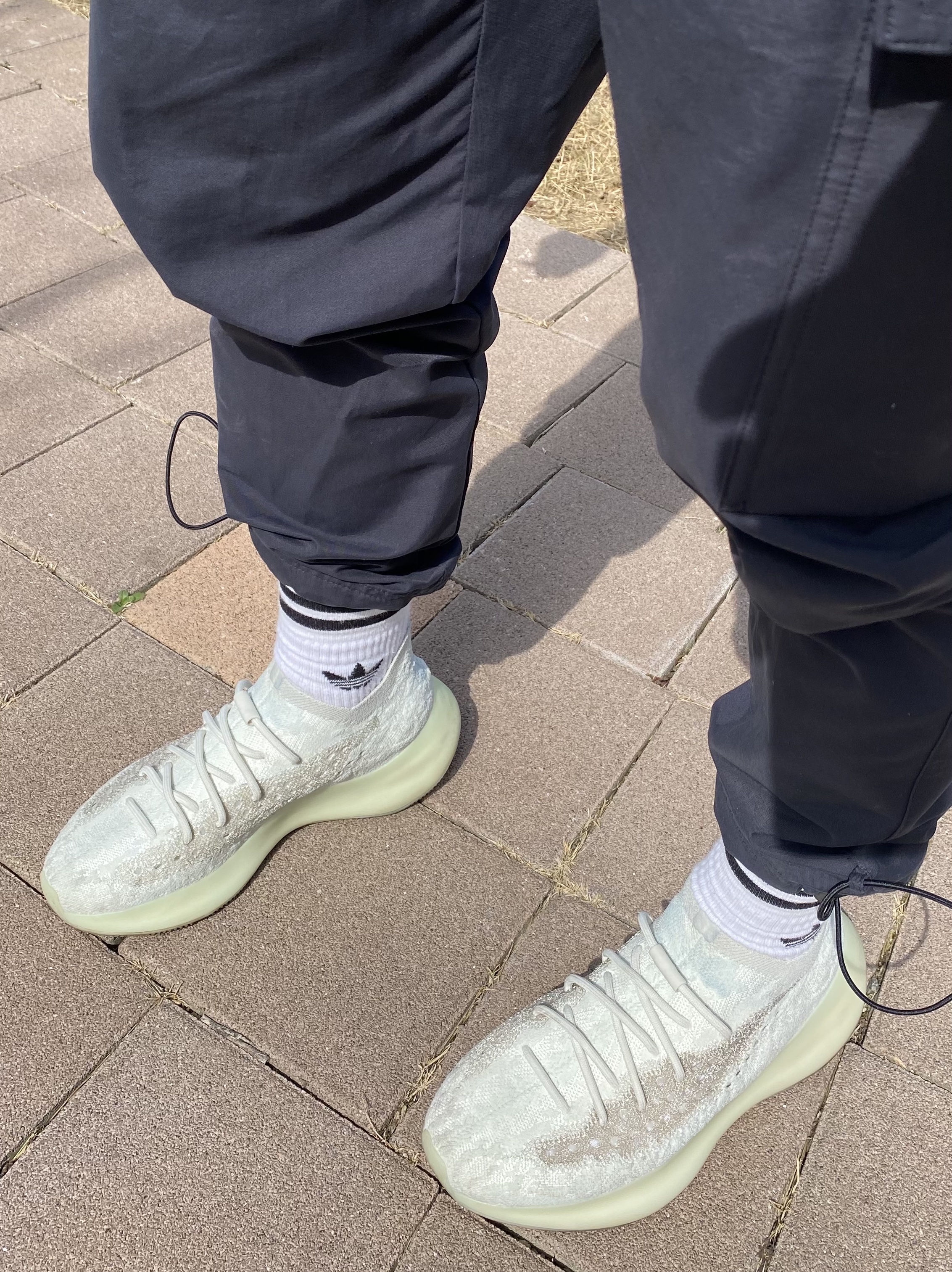 Adidas Yeezy Boost 380 Calcite Glow 착용 스타일