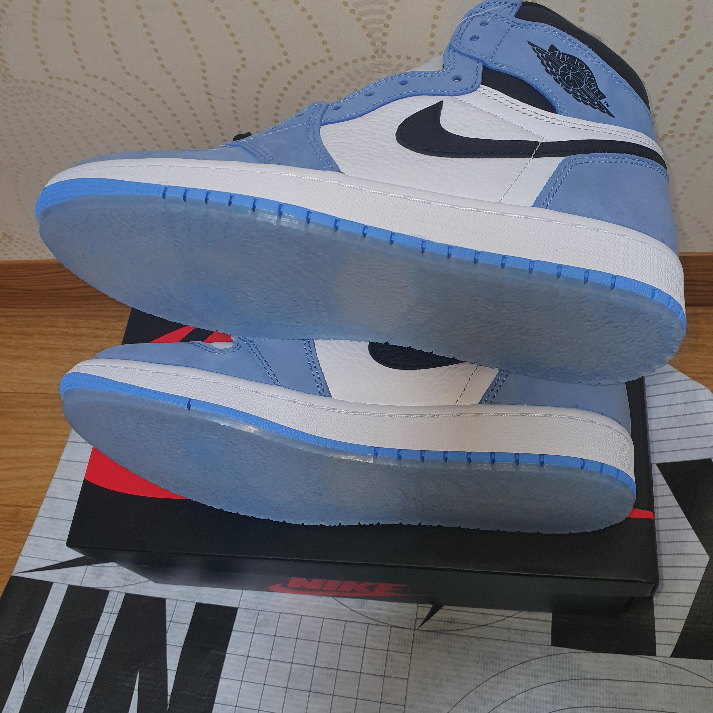 Jordan 1 Retro High OG University Blue 착용 스타일 - 3