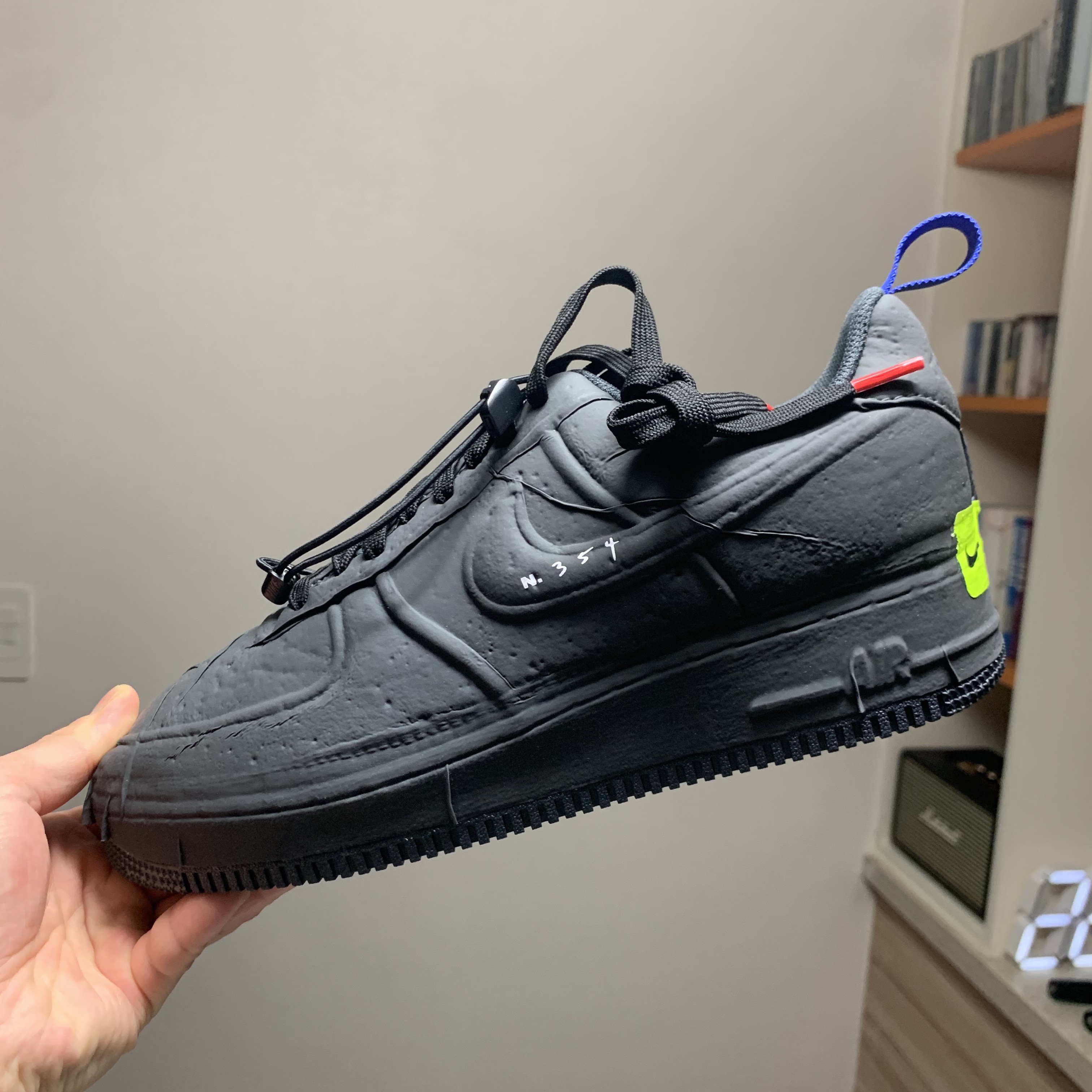 Nike Air Force 1 Experimental Black 착용 스타일 - 1