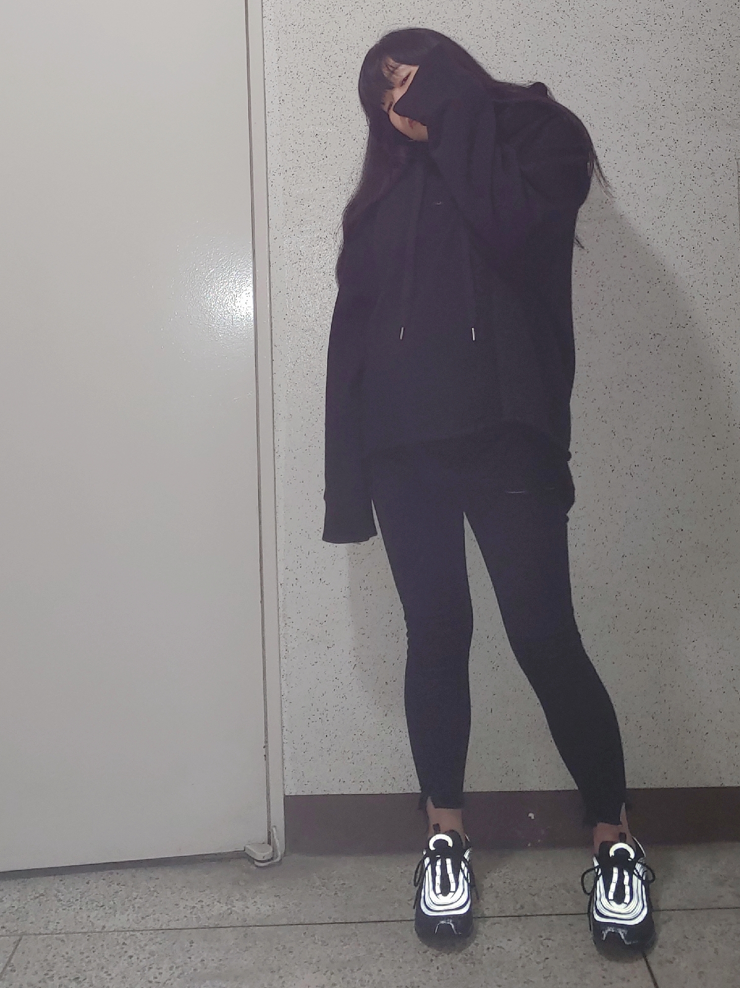 (W) Nike Air Max 97 Black Dark Grey 착용 스타일 - 2
