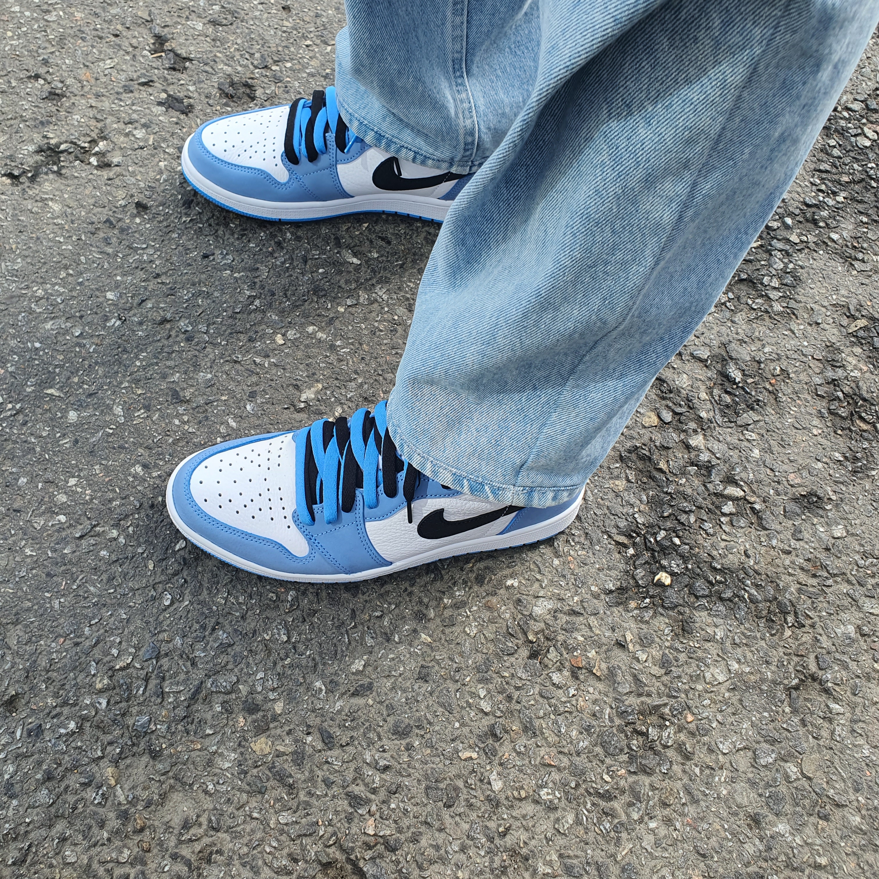 Jordan 1 Retro High OG University Blue 착용 스타일 - 1