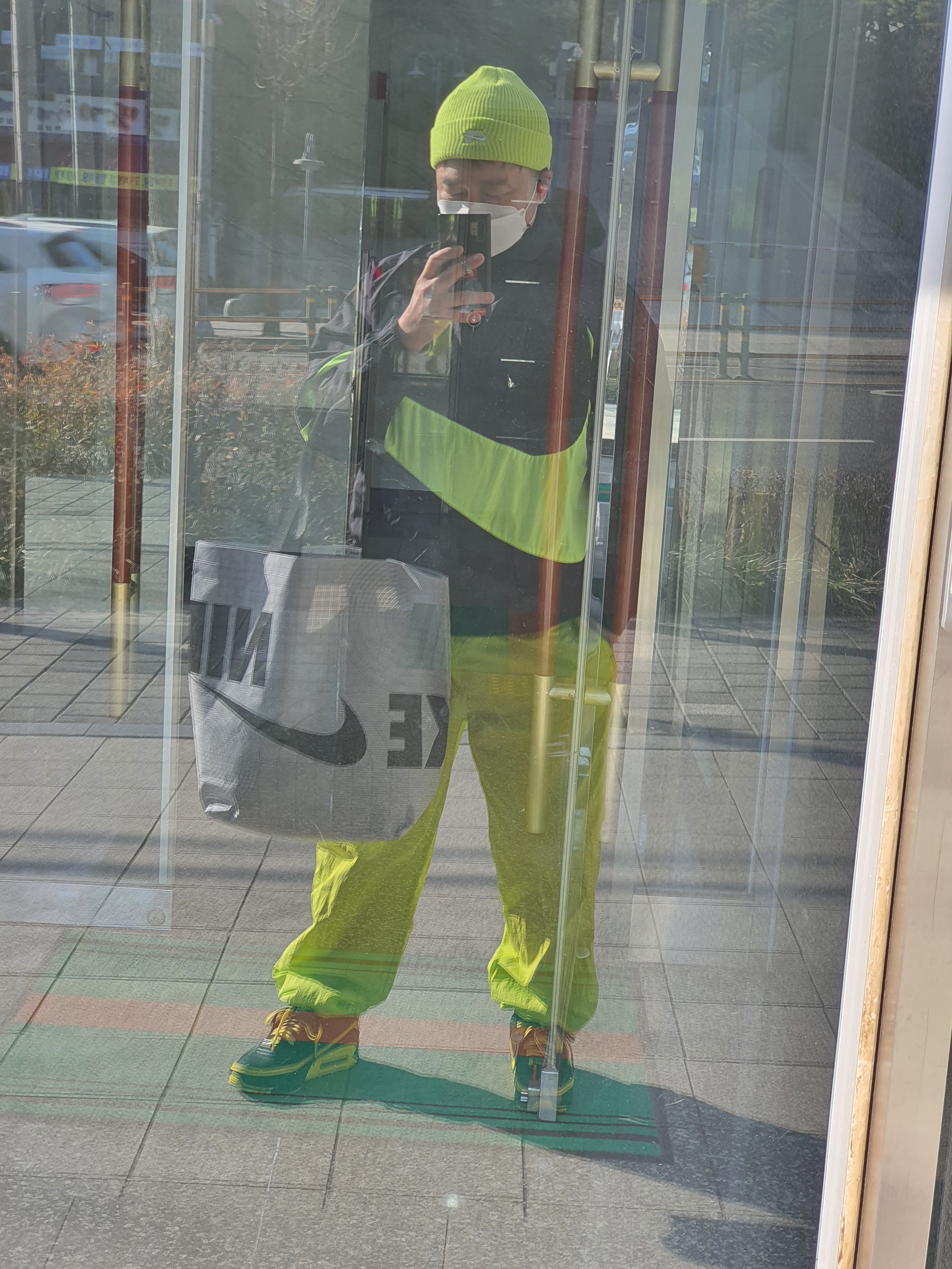 Nike Air Force 1 React LV8 Barely Green, Nike x Stussy Beach Pants Bright Cactus 착용 스타일 - 3