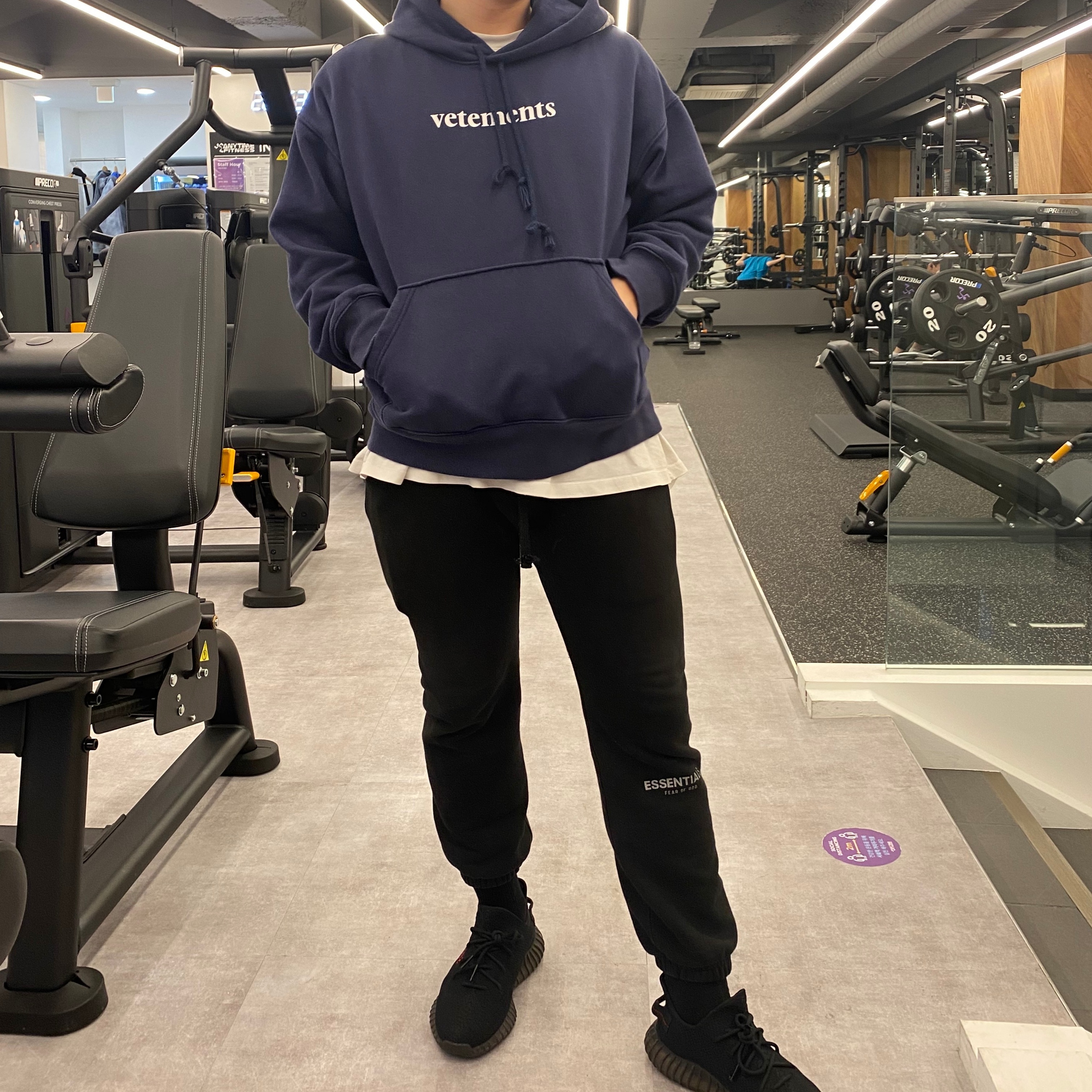 Adidas Yeezy Boost 350 V2 Black Red 2020, Essentials Sweatpants Dark Slate/Black 2020 착용 스타일 - 2
