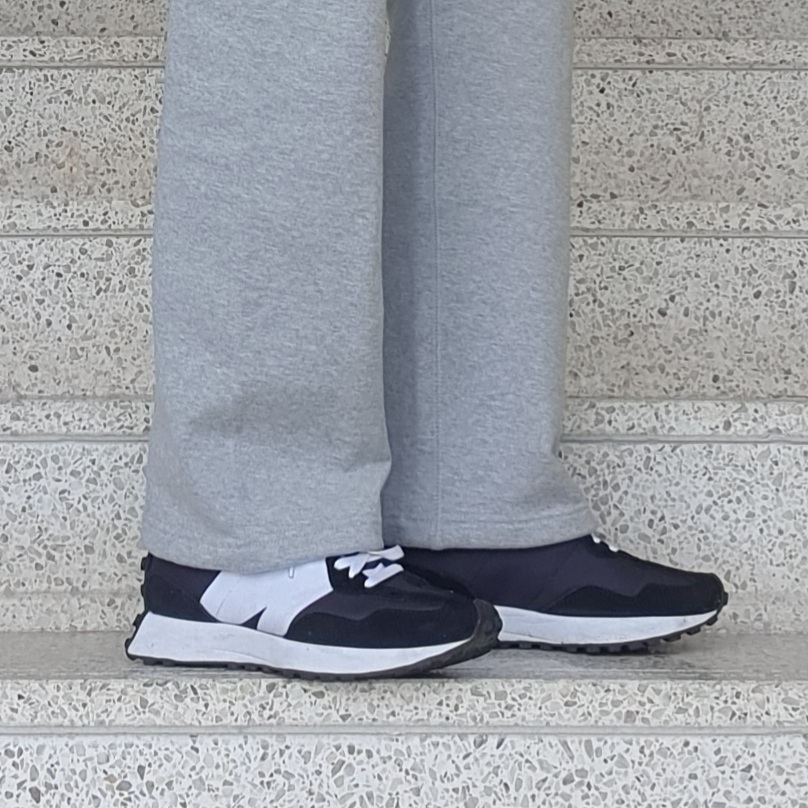 New Balance 327 Black 착용 스타일 - 2