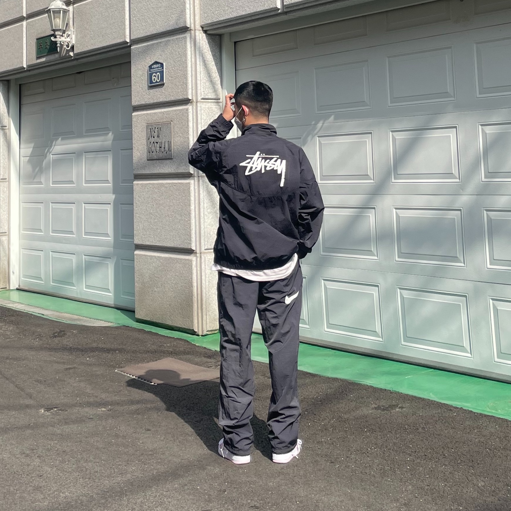 Nike Air Force 1 '07 QS Valentine's Day, Nike x Stussy Windrunner Jacket Off Noir 착용 스타일 - 2