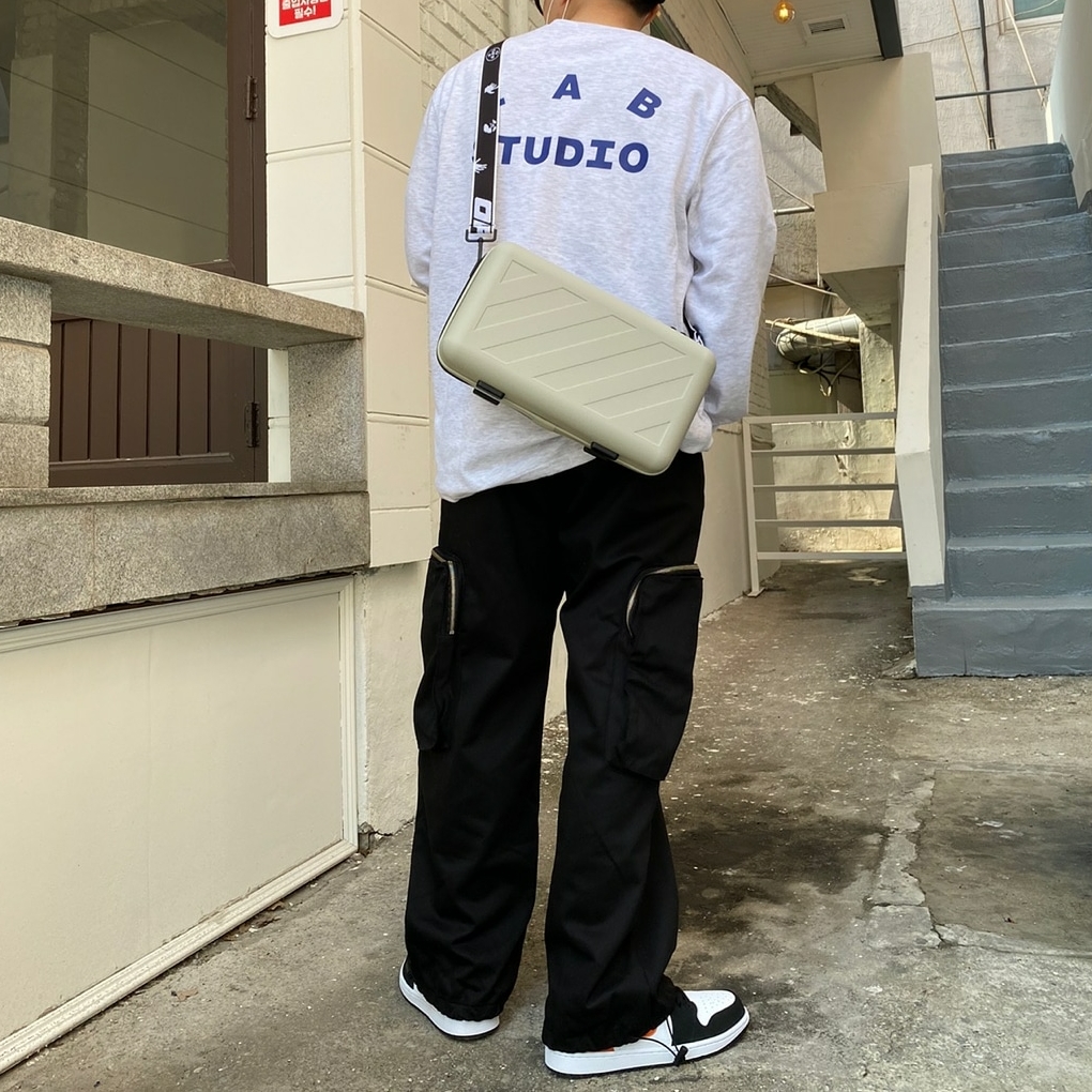 IAB Studio Long Sleeve Light Gray, Off-White x Amore Pacific Protection Box (Without Cosmetics) 착용 스타일