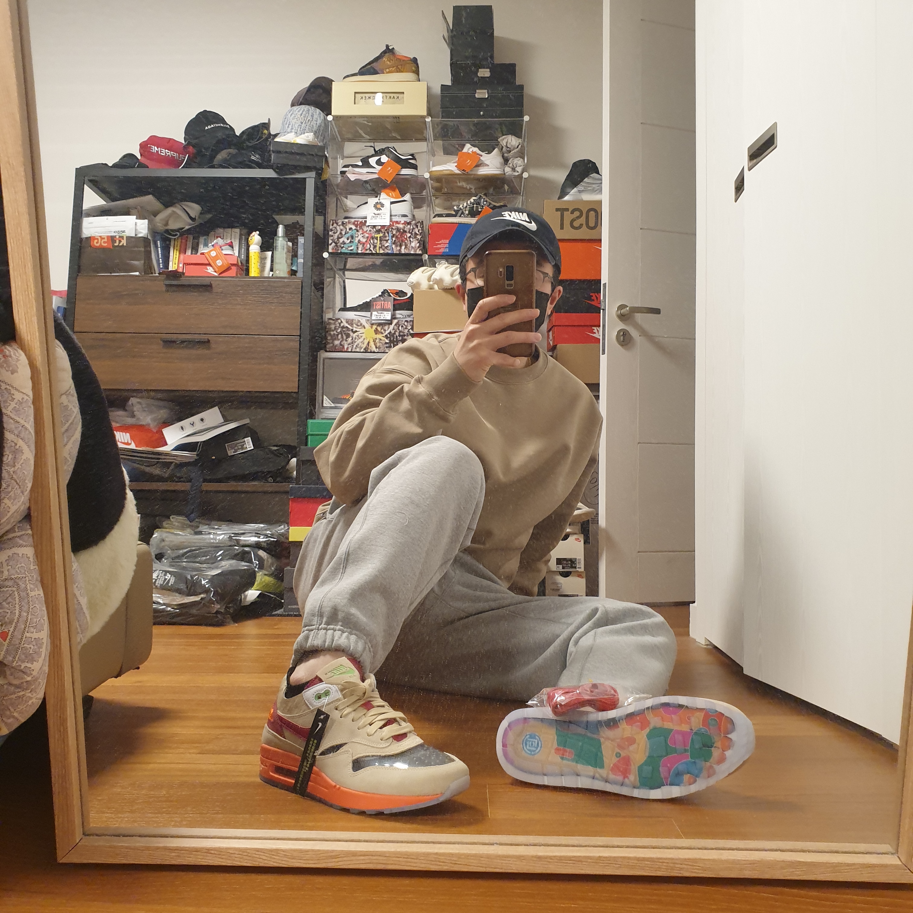 Nike NRG Solo Swoosh Crew Fleece Khaki - Asia, Nike NRG Solo Swoosh Fleece Pants Dark Grey Heather - US/EU 착용 스타일 - 3