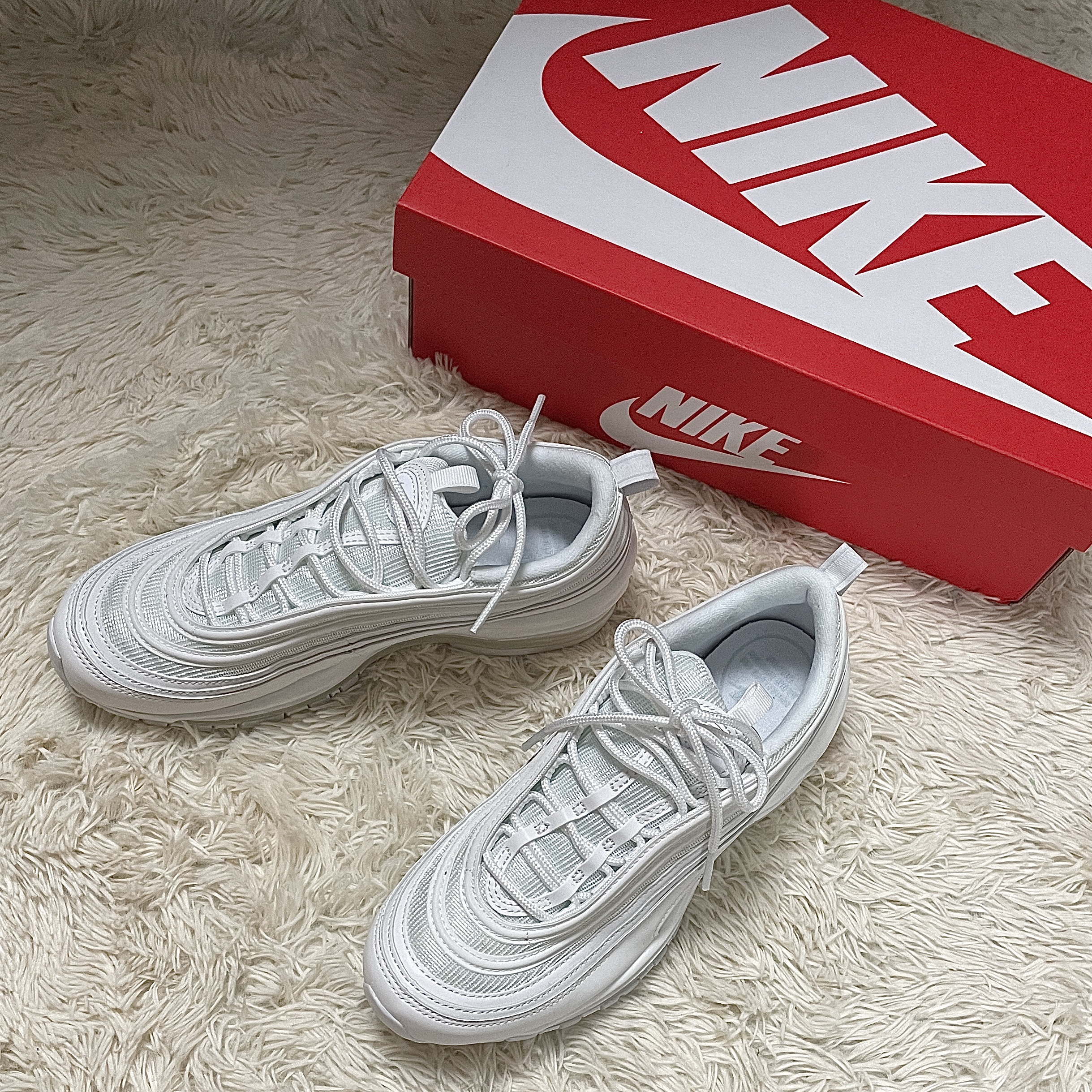 Nike Air Max 97 Triple White Wolf Grey 착용 스타일