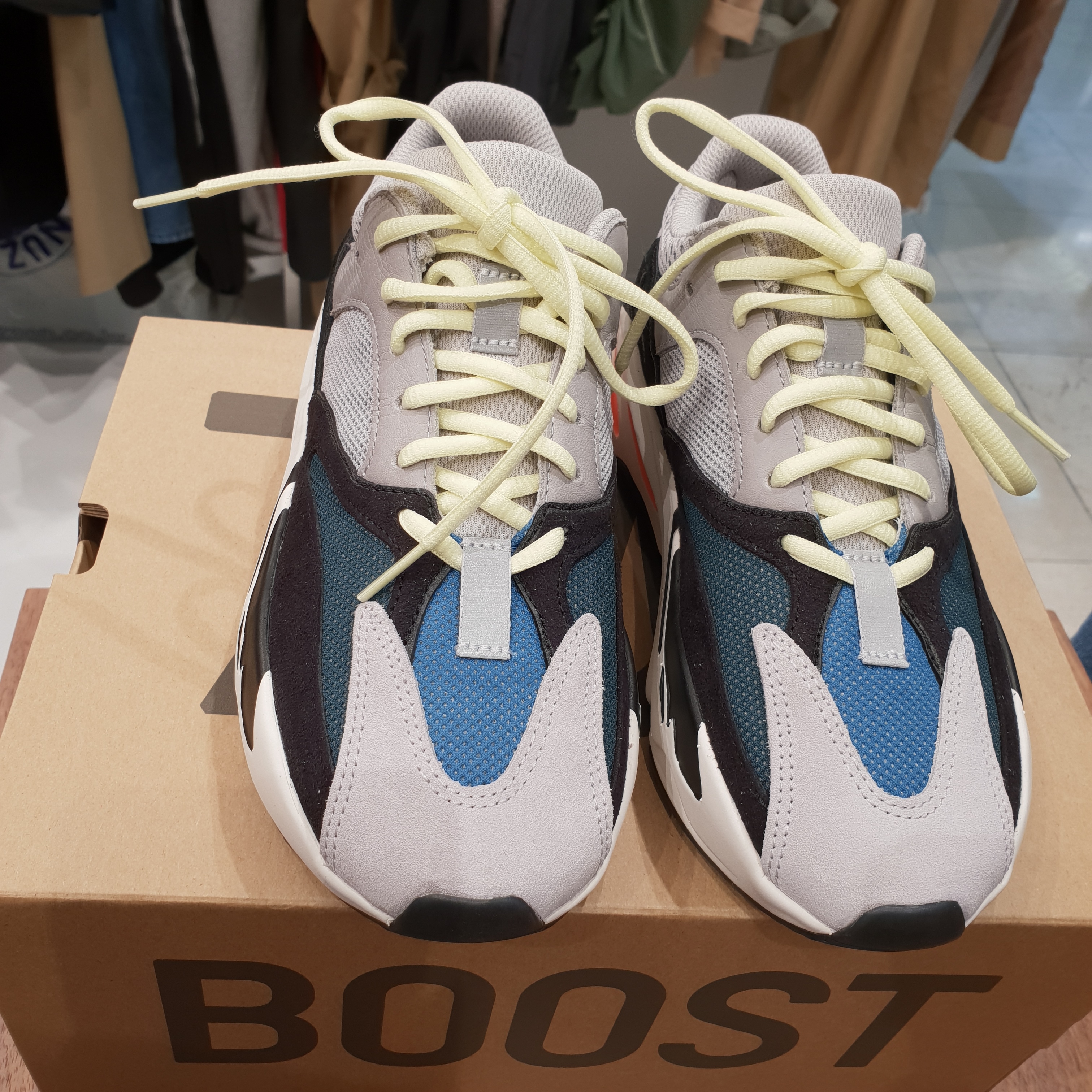 Adidas Yeezy Boost 700 Wave Runner Solid Grey 2017/2019 착용 스타일 - 3