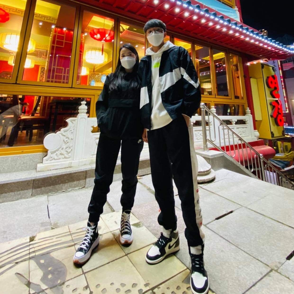 Converse Run Star Hike Hi Black White Gum, Jordan 1 Retro High OG Black Mocha 착용 스타일