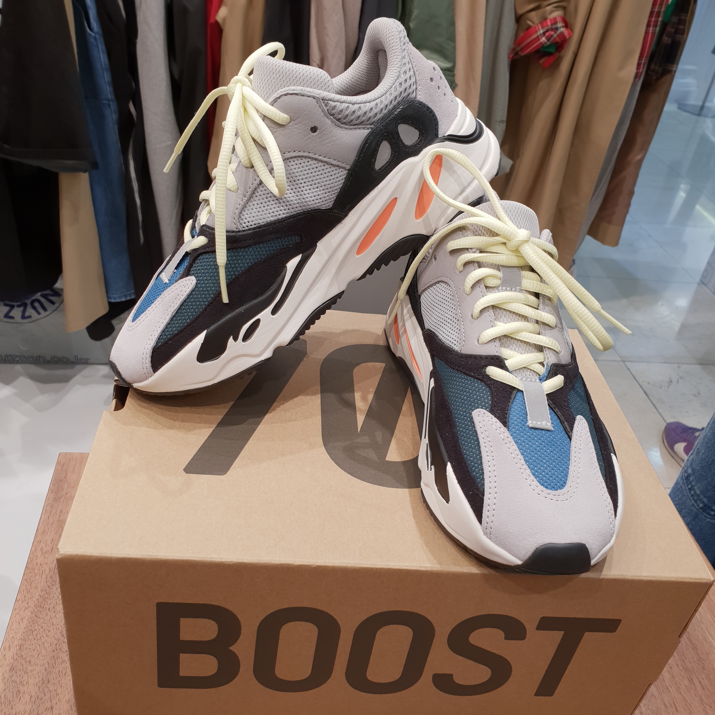 Adidas Yeezy Boost 700 Wave Runner Solid Grey 2017/2019 착용 스타일 - 2