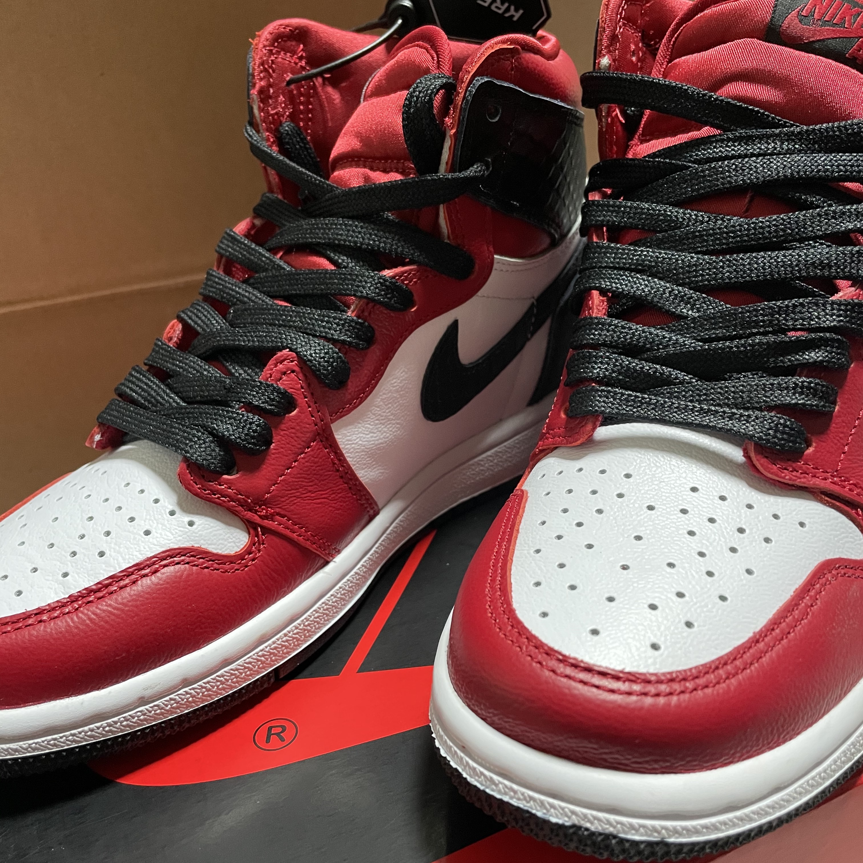 (W) Jordan 1 Retro High Satin Red 착용 스타일