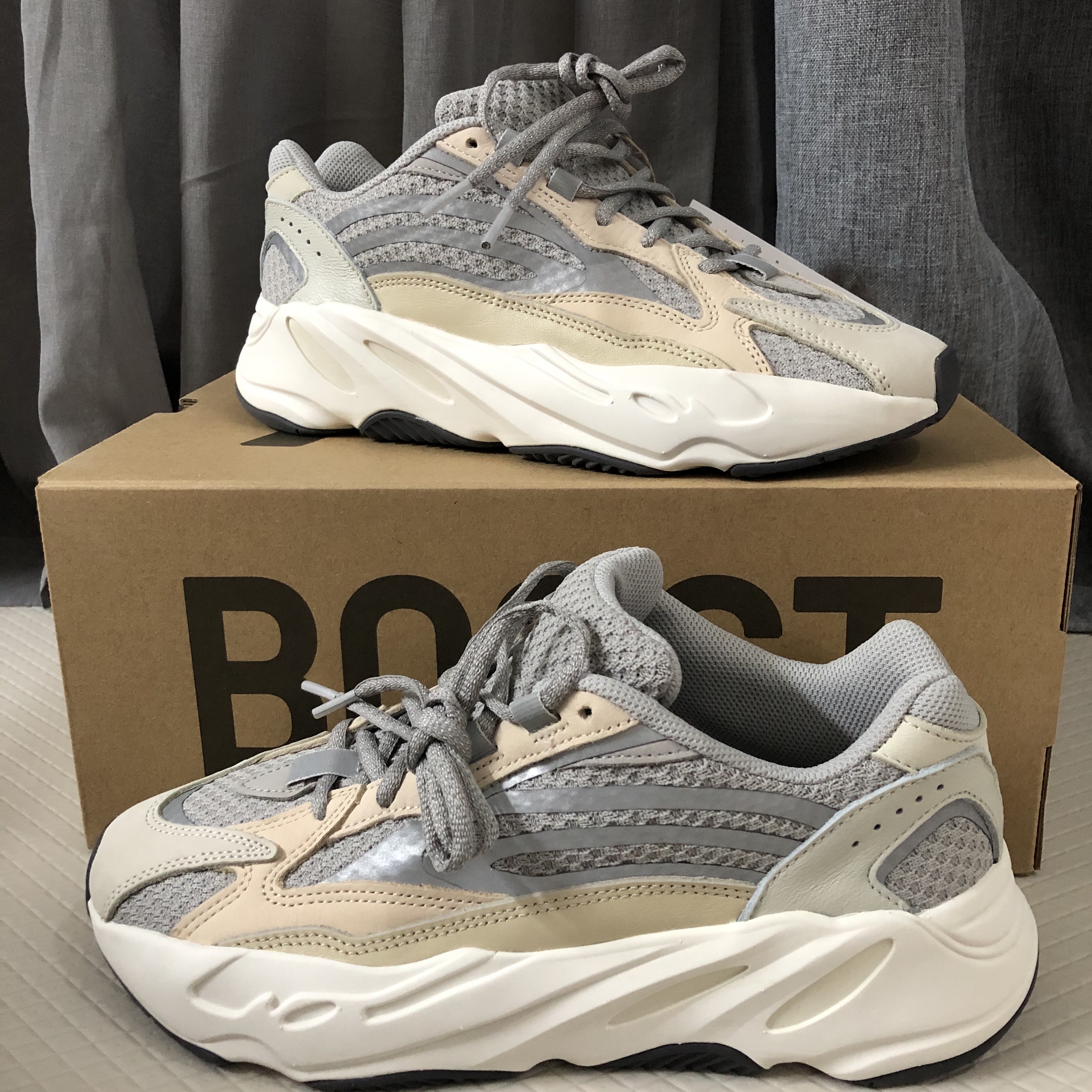 Adidas Yeezy Boost 700 V2 Cream, Nike Overbreak SP Fossil 착용 스타일 - 3