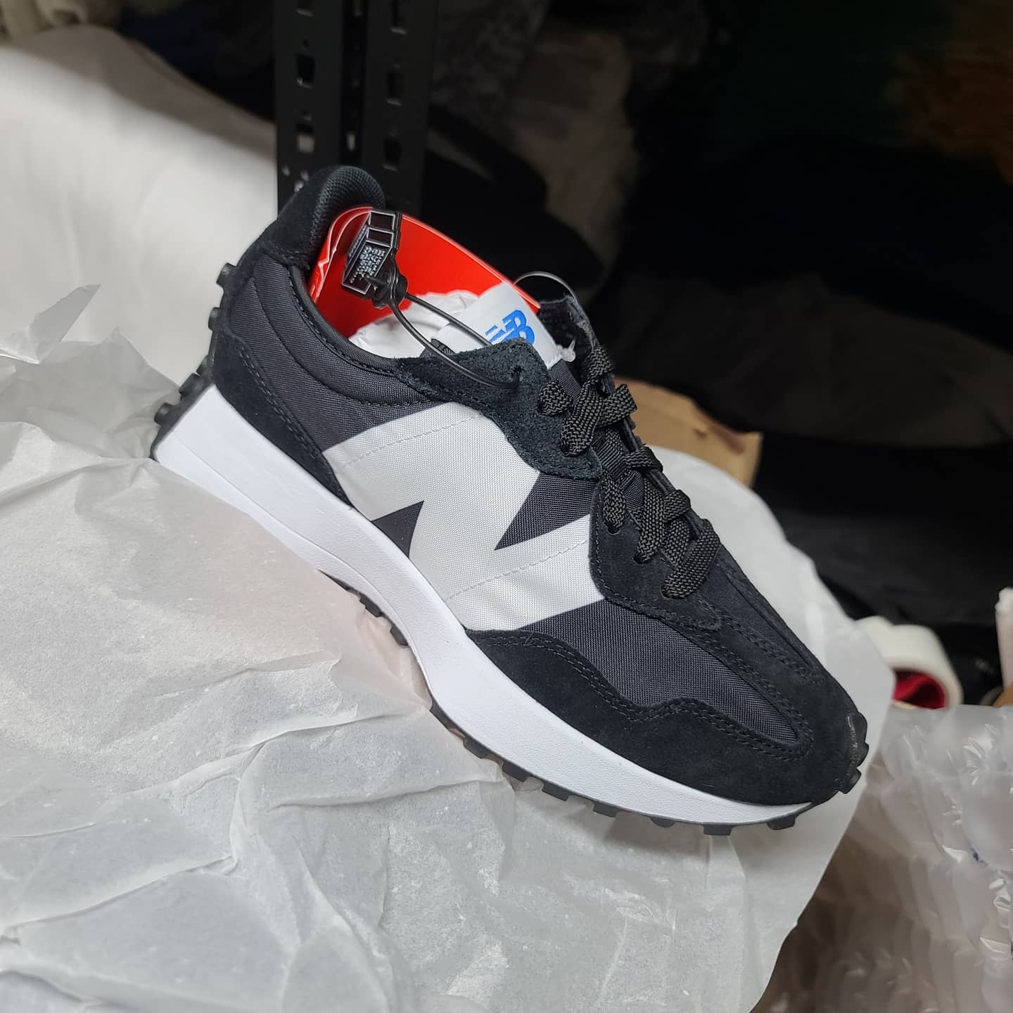 New Balance 327 Black 착용 스타일 - 2