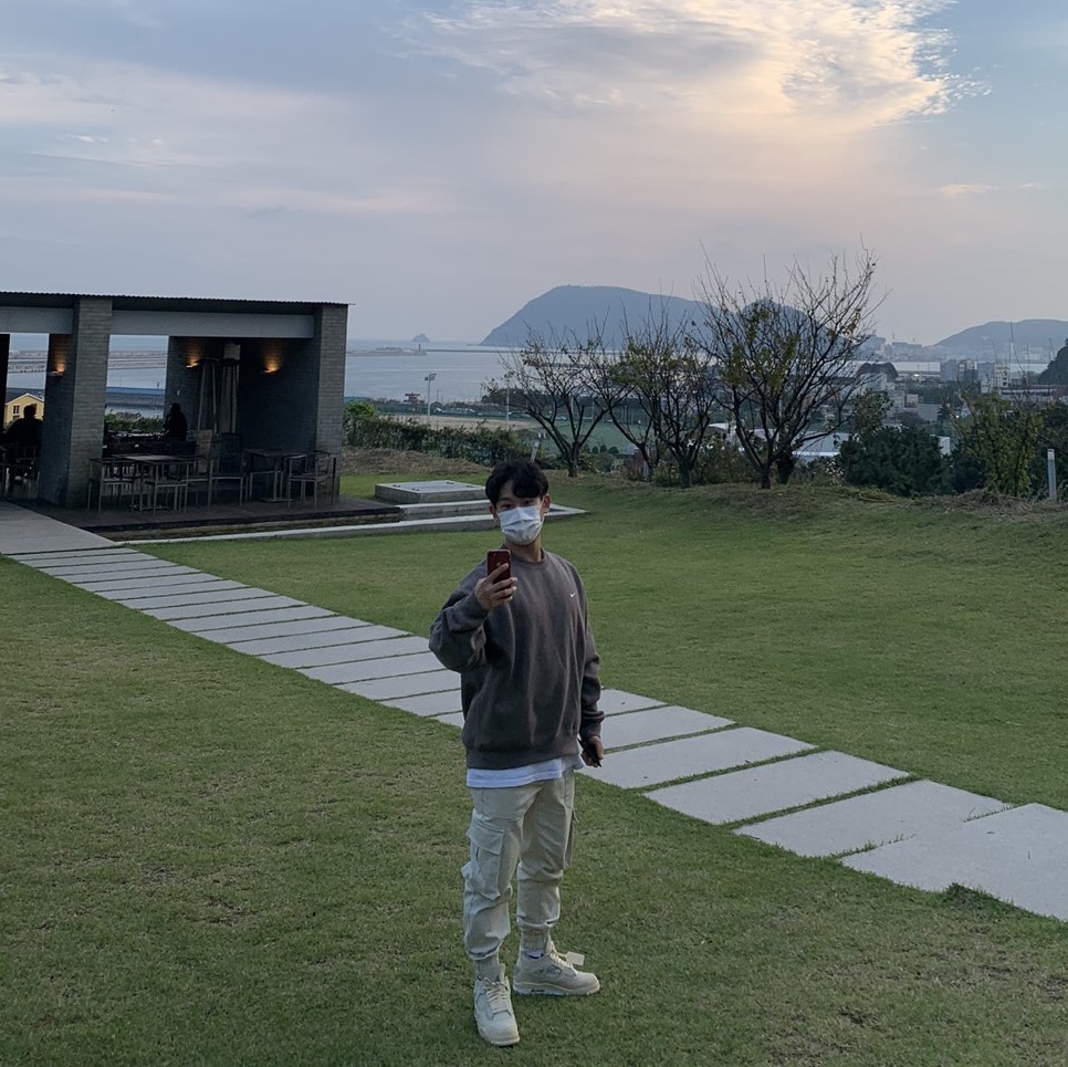 Nike M NRG Crew Fleece Olive Grey, (W) Jordan 4 x Off-White Retro SP Sail 착용 스타일