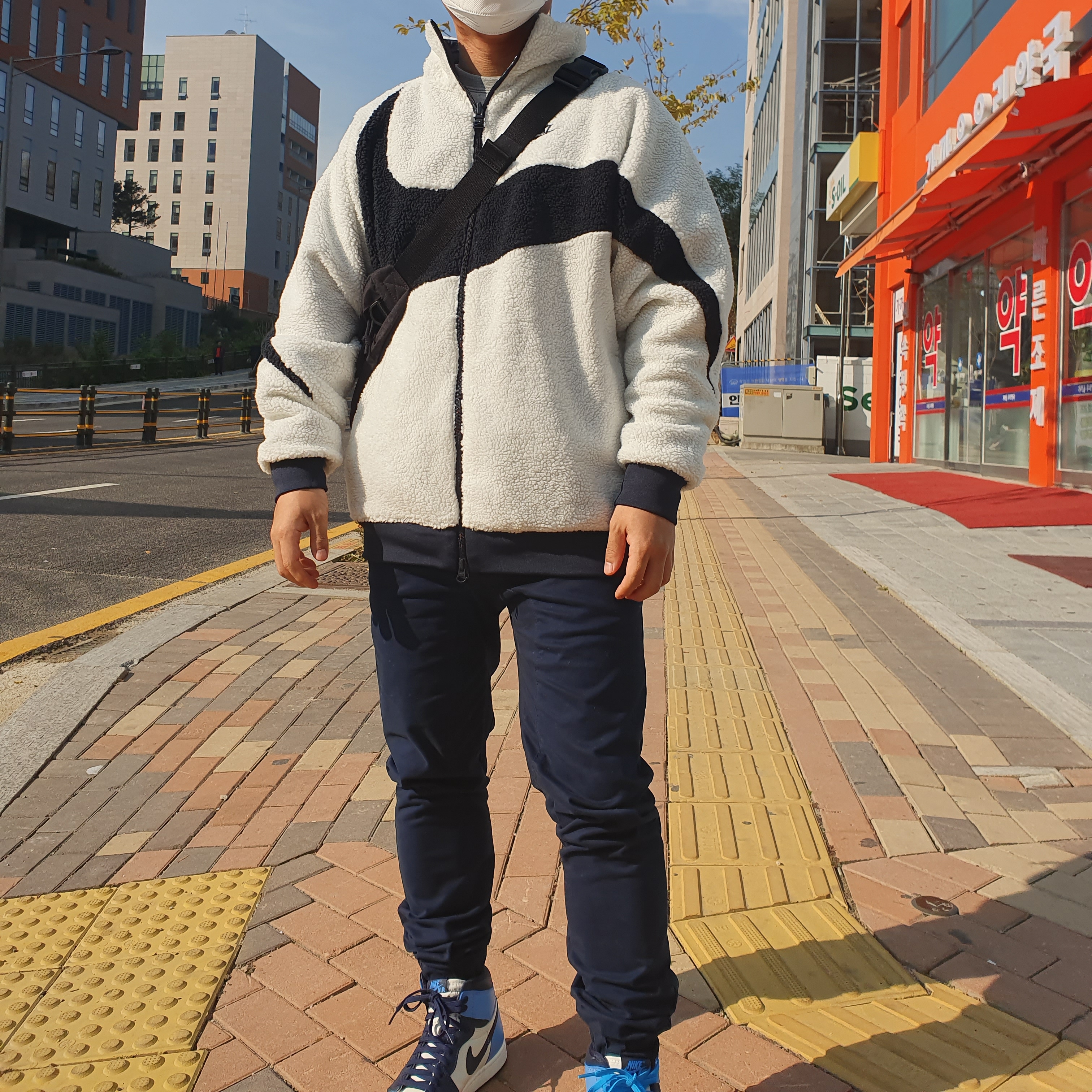 Nike Big Swoosh Full Zip Jacket White Navy, Jordan 1 Retro High Obsidian UNC 착용 스타일