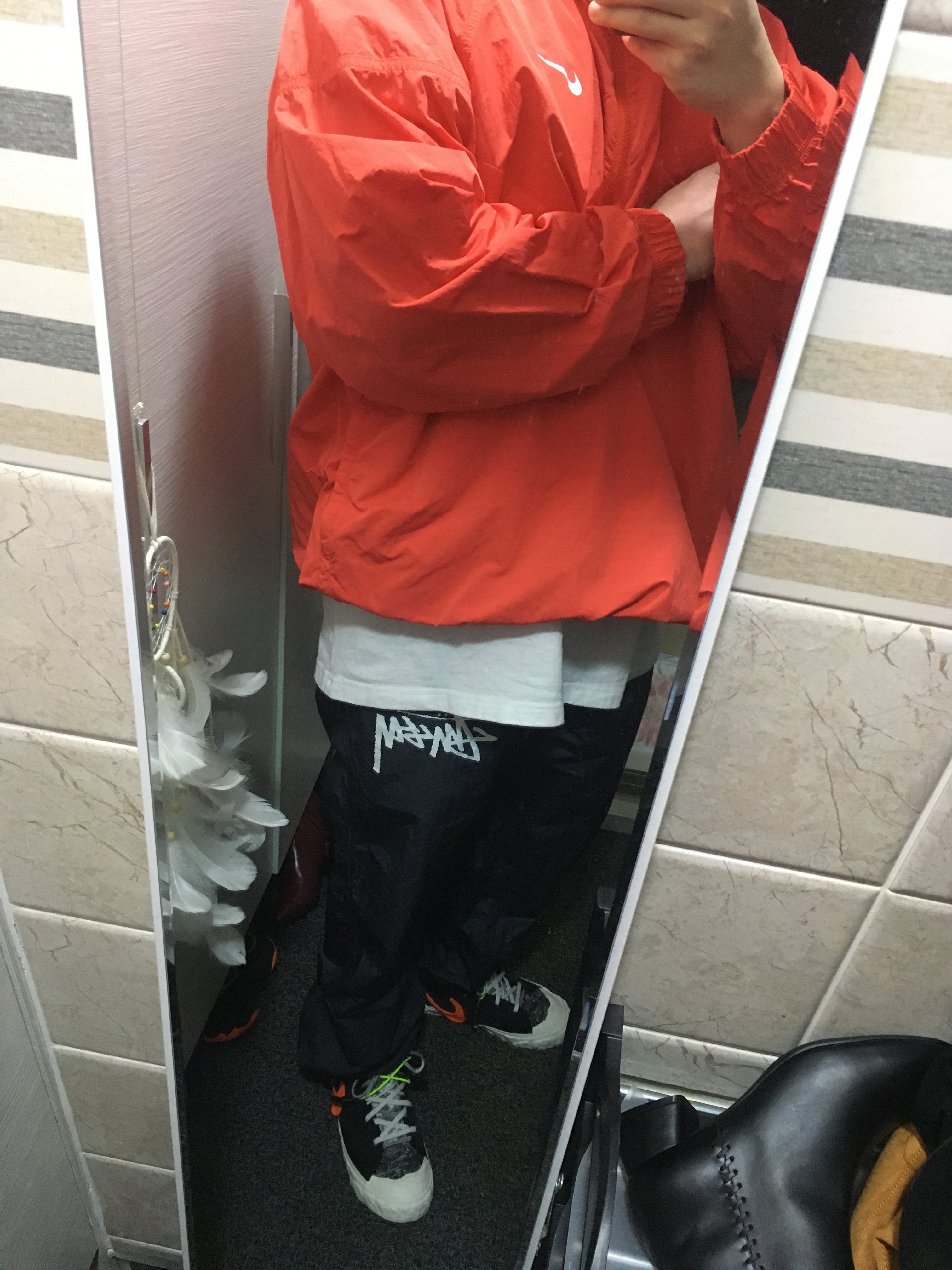 Nike x Stussy Windrunner Jacket Habanero Red, Nike x Stussy Beach Pants Off Noir 착용 스타일 - 1