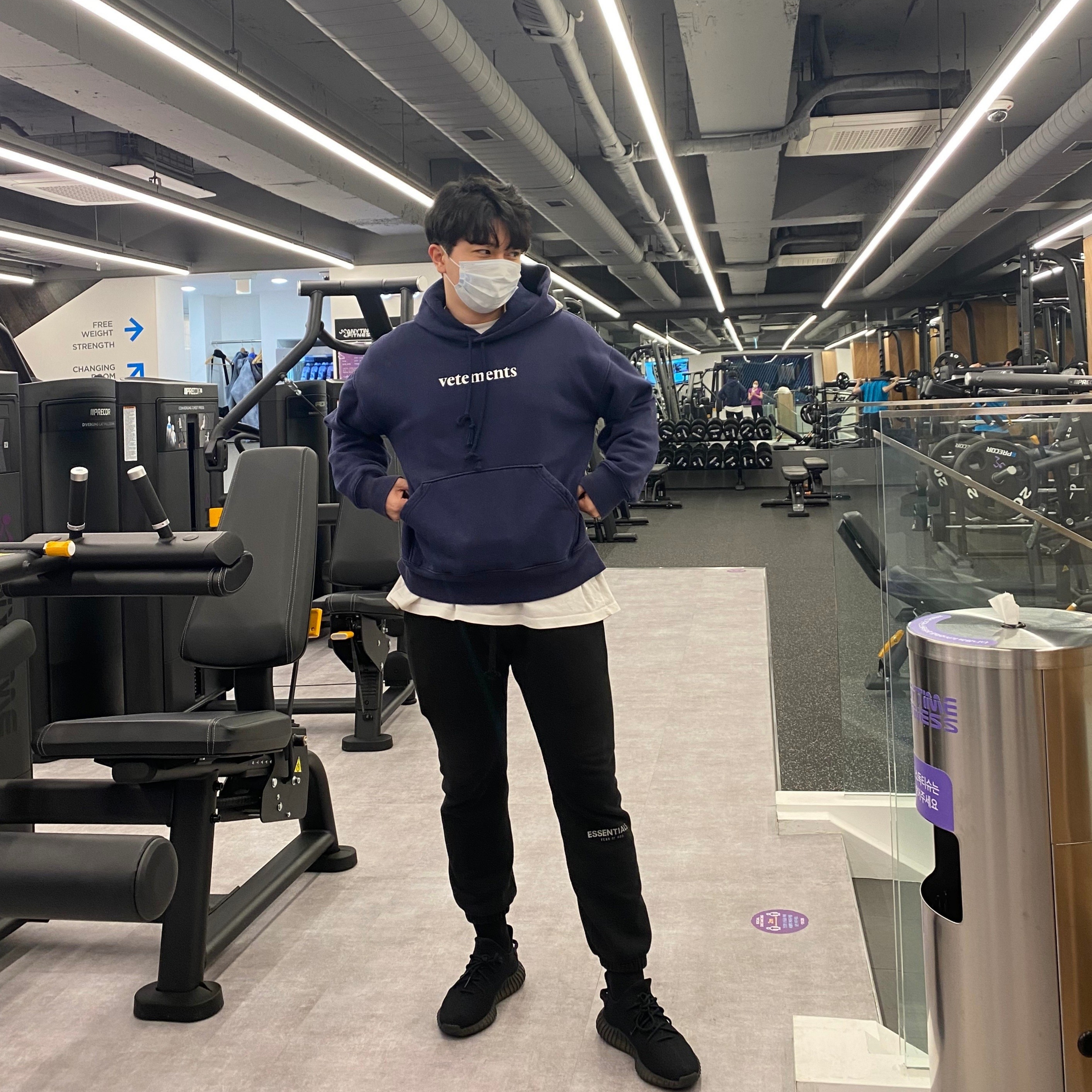 Adidas Yeezy Boost 350 V2 Black Red 2020, Essentials Sweatpants Dark Slate/Black 2020 착용 스타일 - 1