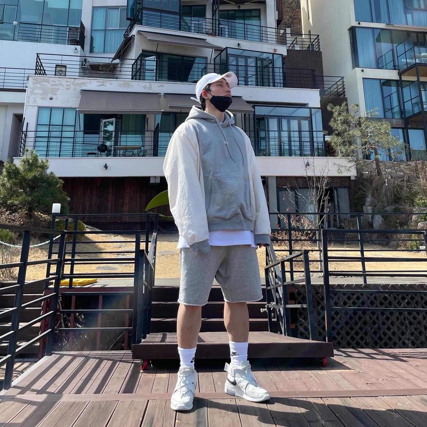 Nike x Fear of God Air Fear of God Raid Light Bone 착용 스타일 - 2