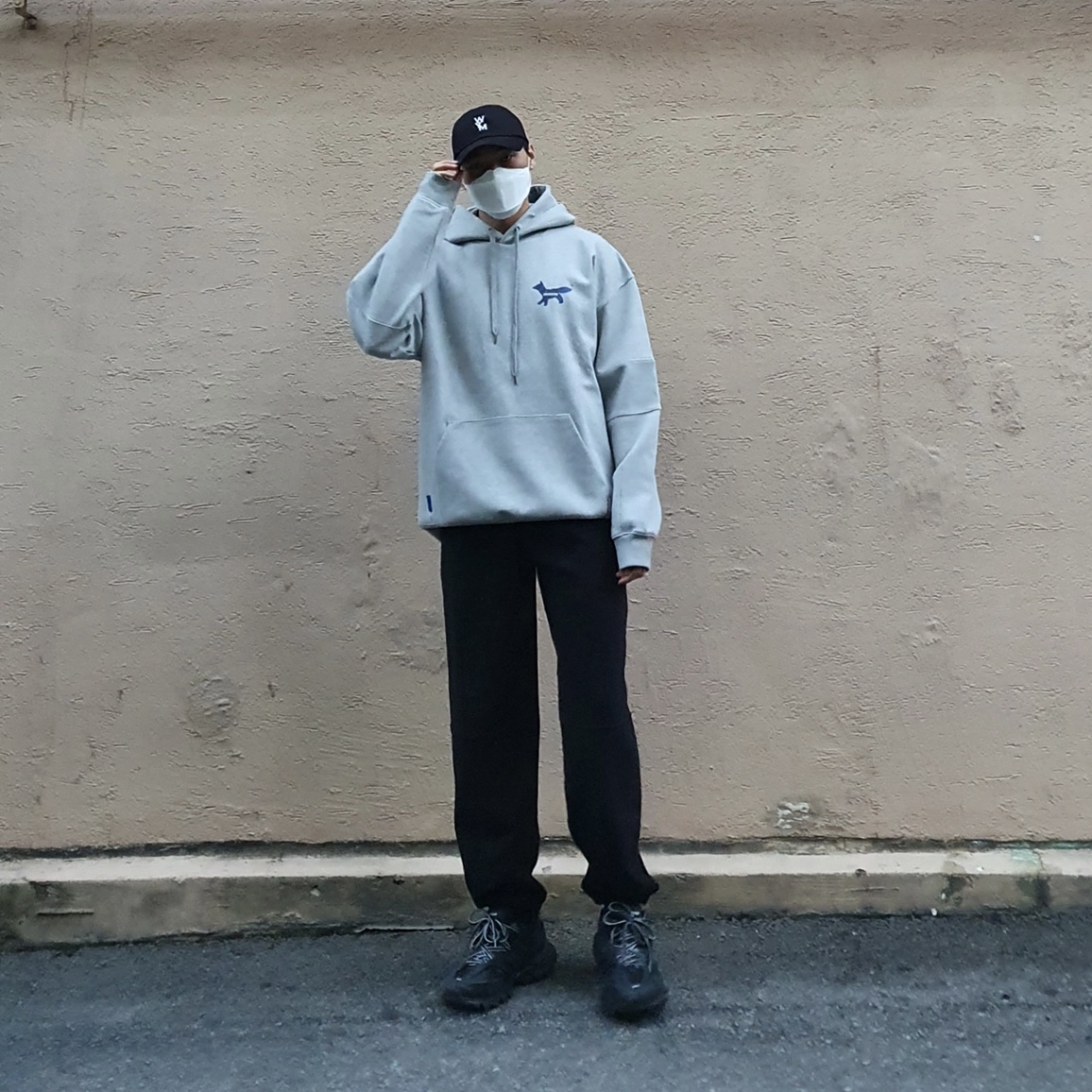 Balenciaga Track Sneakers Triple Black 착용 스타일