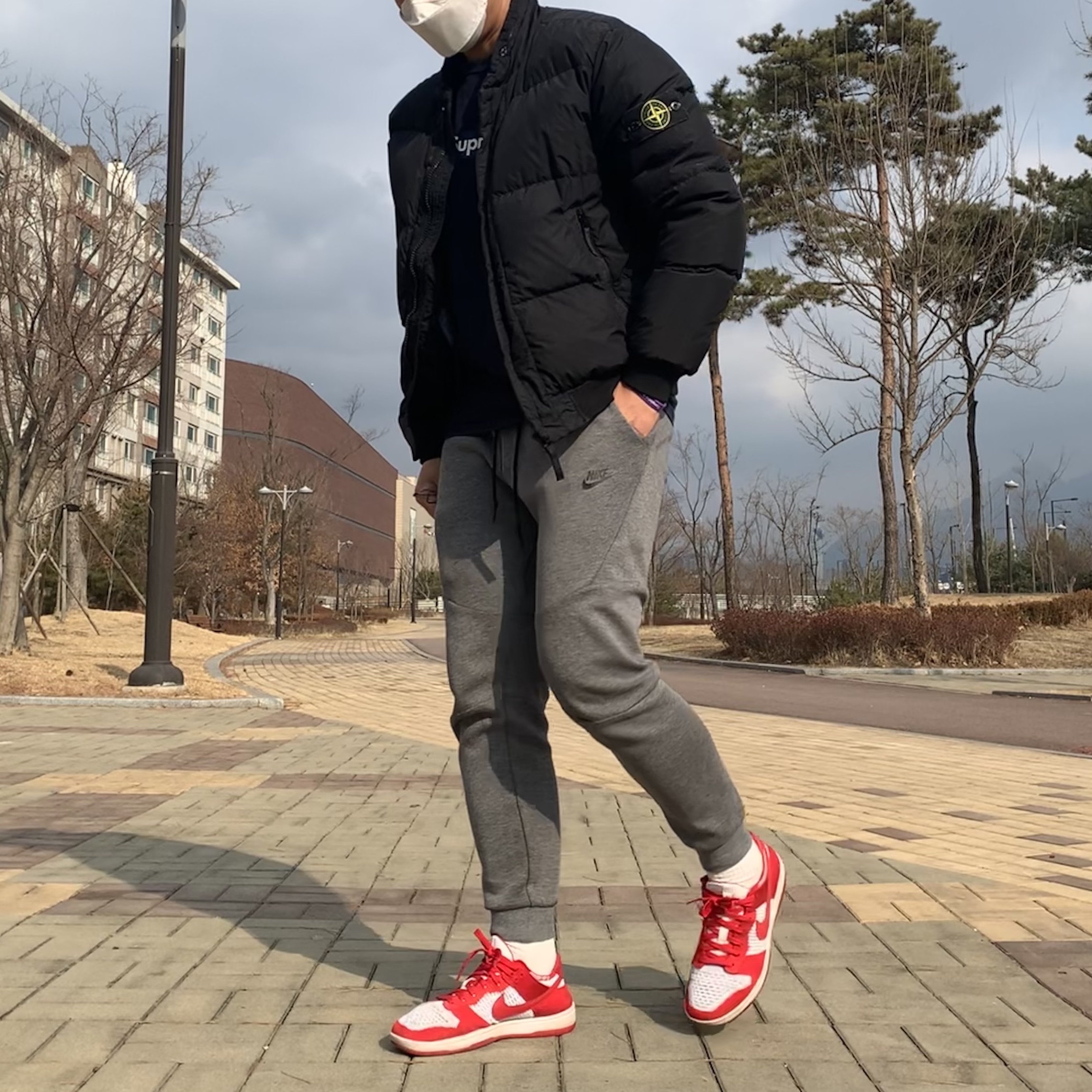 Nike Dunk Low Flyknit University Red Wolf Grey 착용 스타일
