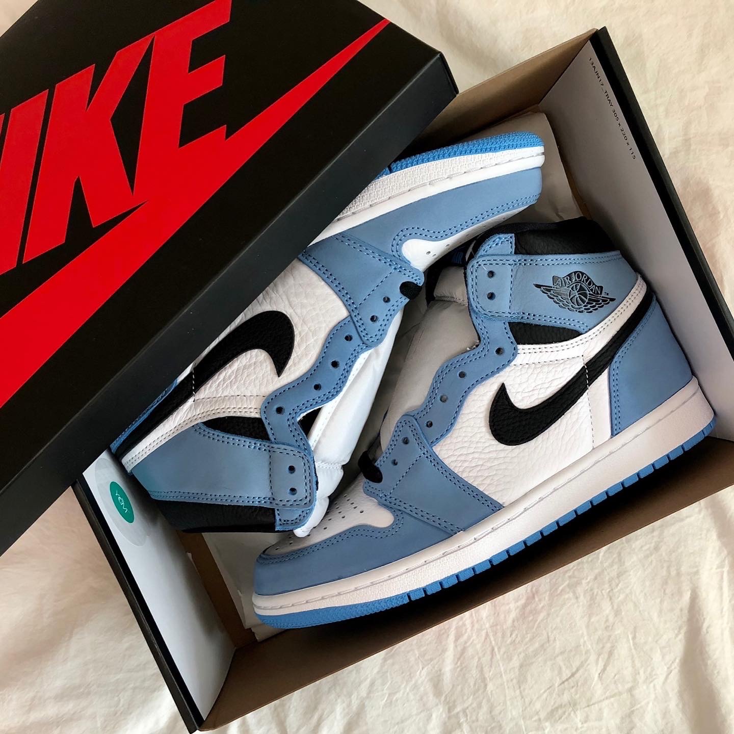 Jordan 1 Retro High OG University Blue 착용 스타일 - 3