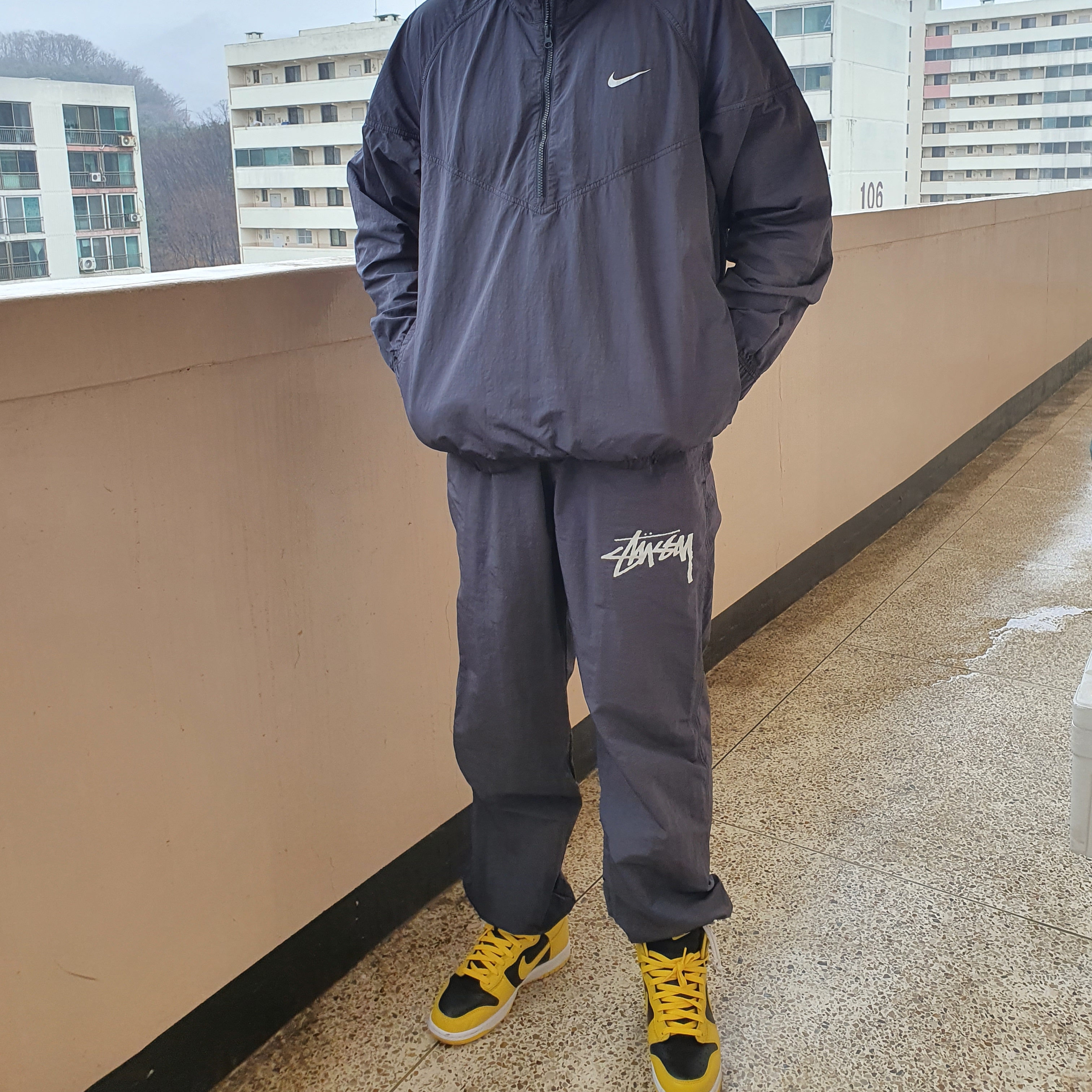 Nike Dunk High SP Varsity Maize, Nike x Stussy Windrunner Jacket Off Noir 착용 스타일