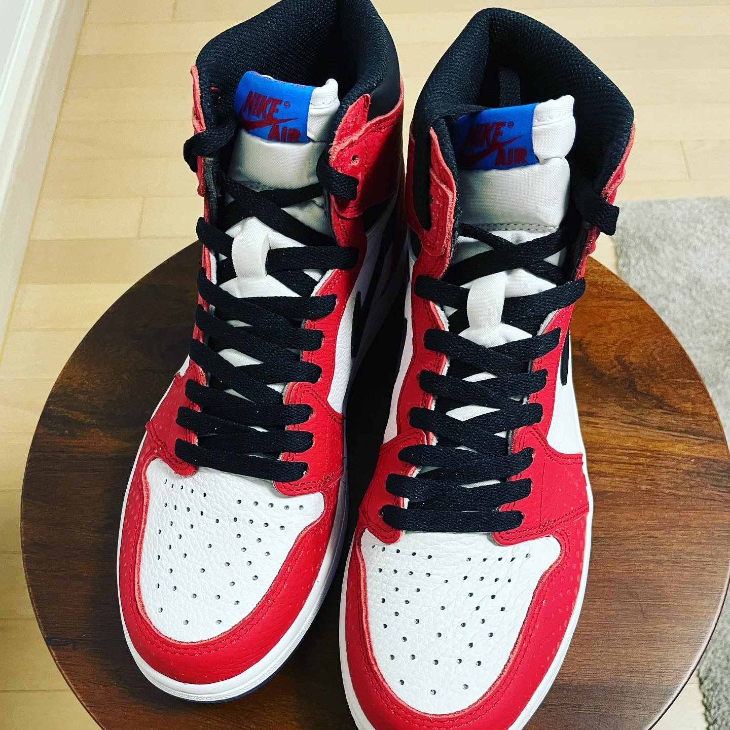 Jordan 1 Retro High Spider-Man Origin Story 착용 스타일 - 2
