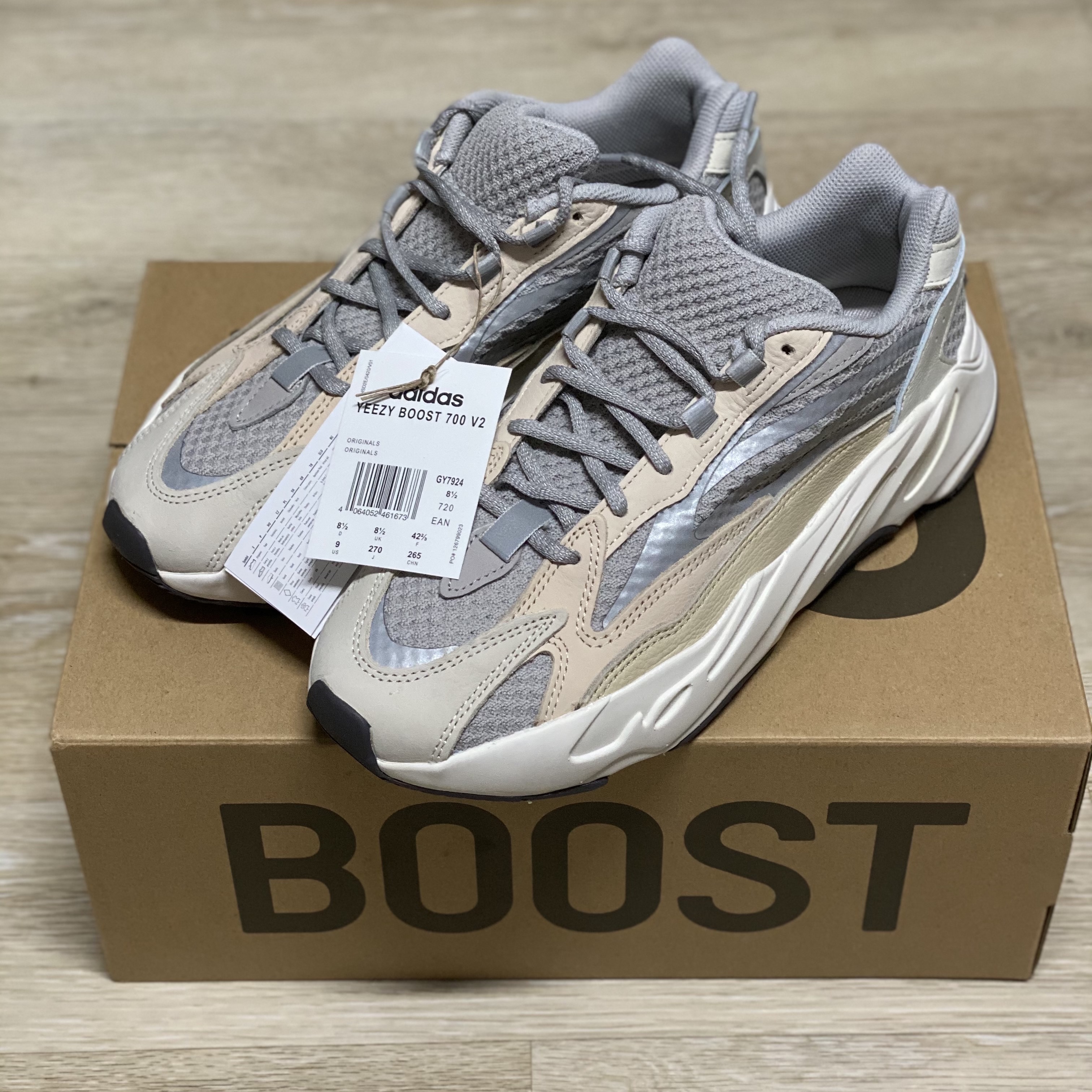 Adidas Yeezy Boost 700 V2 Cream 착용 스타일