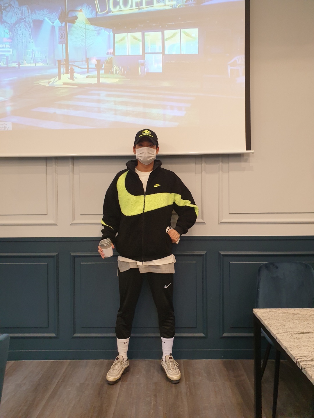 Nike Air VaporMax 97 Silver Bullet, Nike Big Swoosh Full Zip Jacket Black Volt 착용 스타일