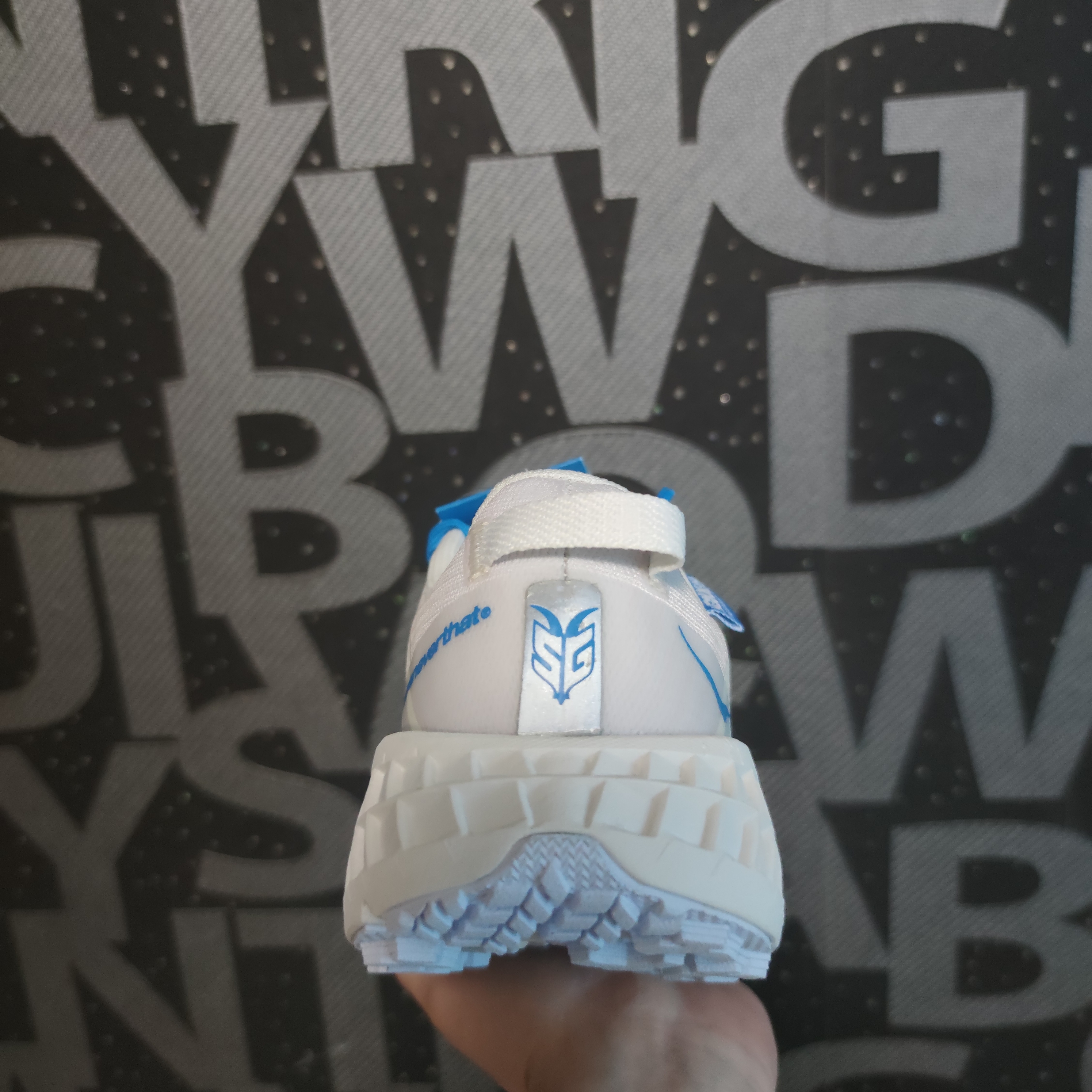 Hoka x Thisisneverthat Speedgoat 4 Marshmallow 착용 스타일 - 4