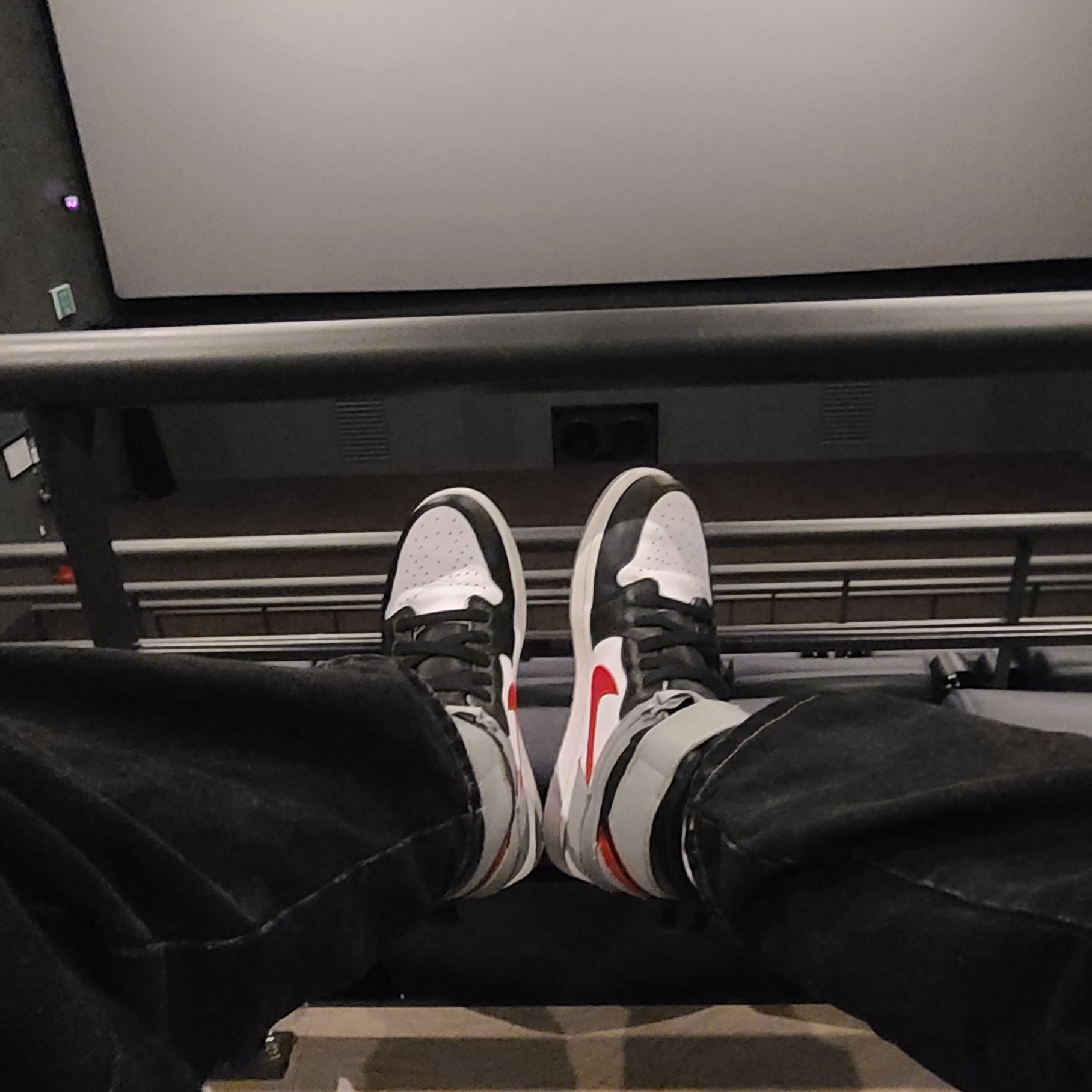 Jordan 1 High FlyEase Black Particle Grey Gym Red 착용 스타일 - 1