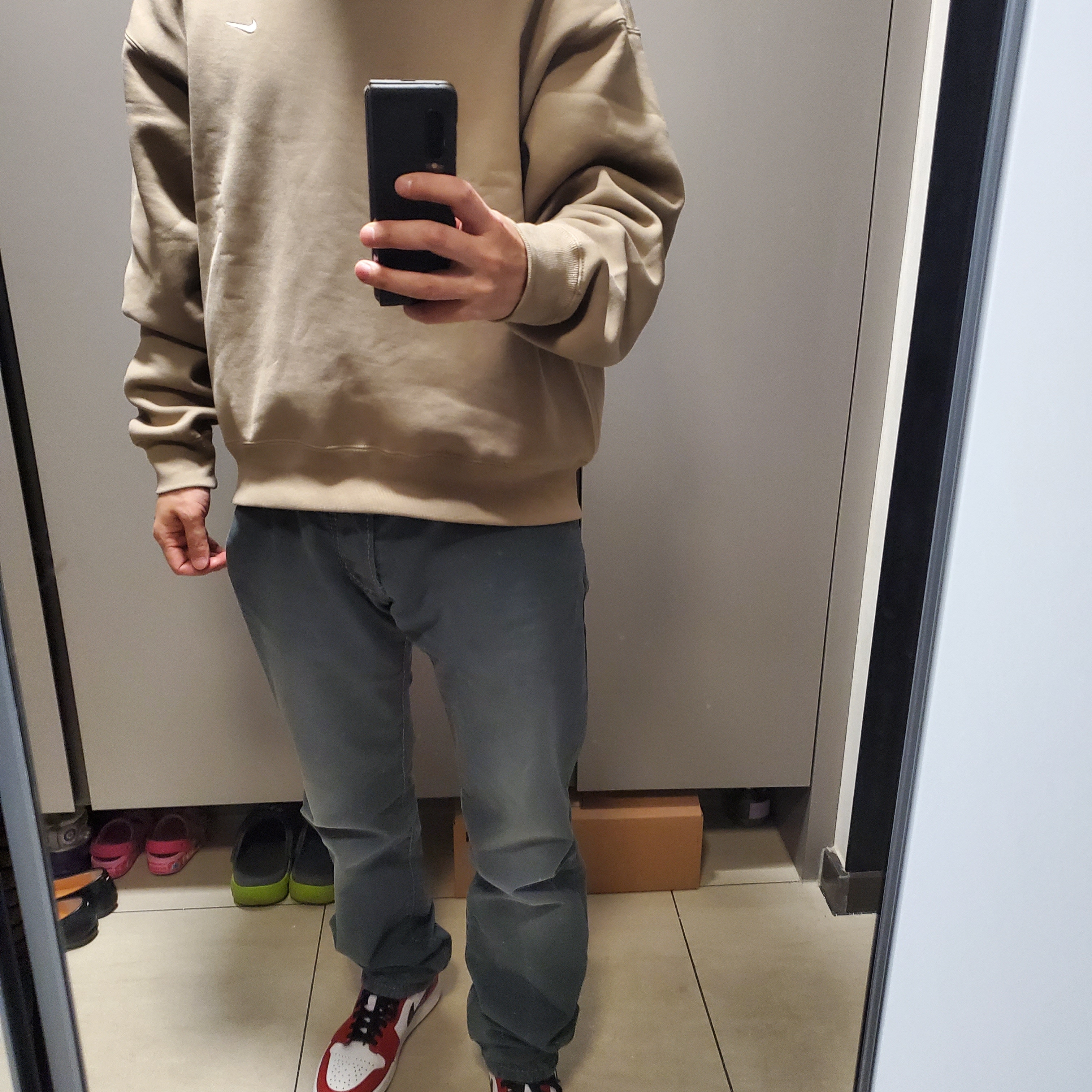 Nike NRG Solo Swoosh Crew Fleece Khaki - Asia 착용 스타일