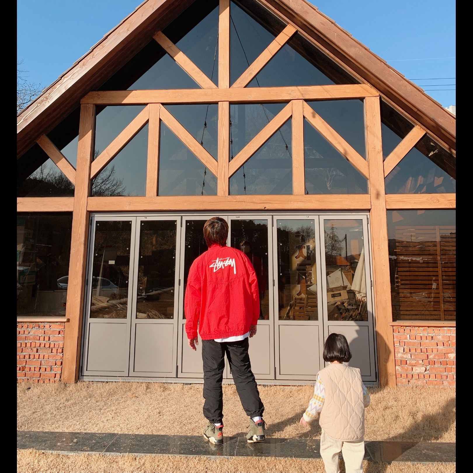 Nike x Stussy Windrunner Jacket Habanero Red, Jordan 6 x Travis Scott Retro Olive 착용 스타일