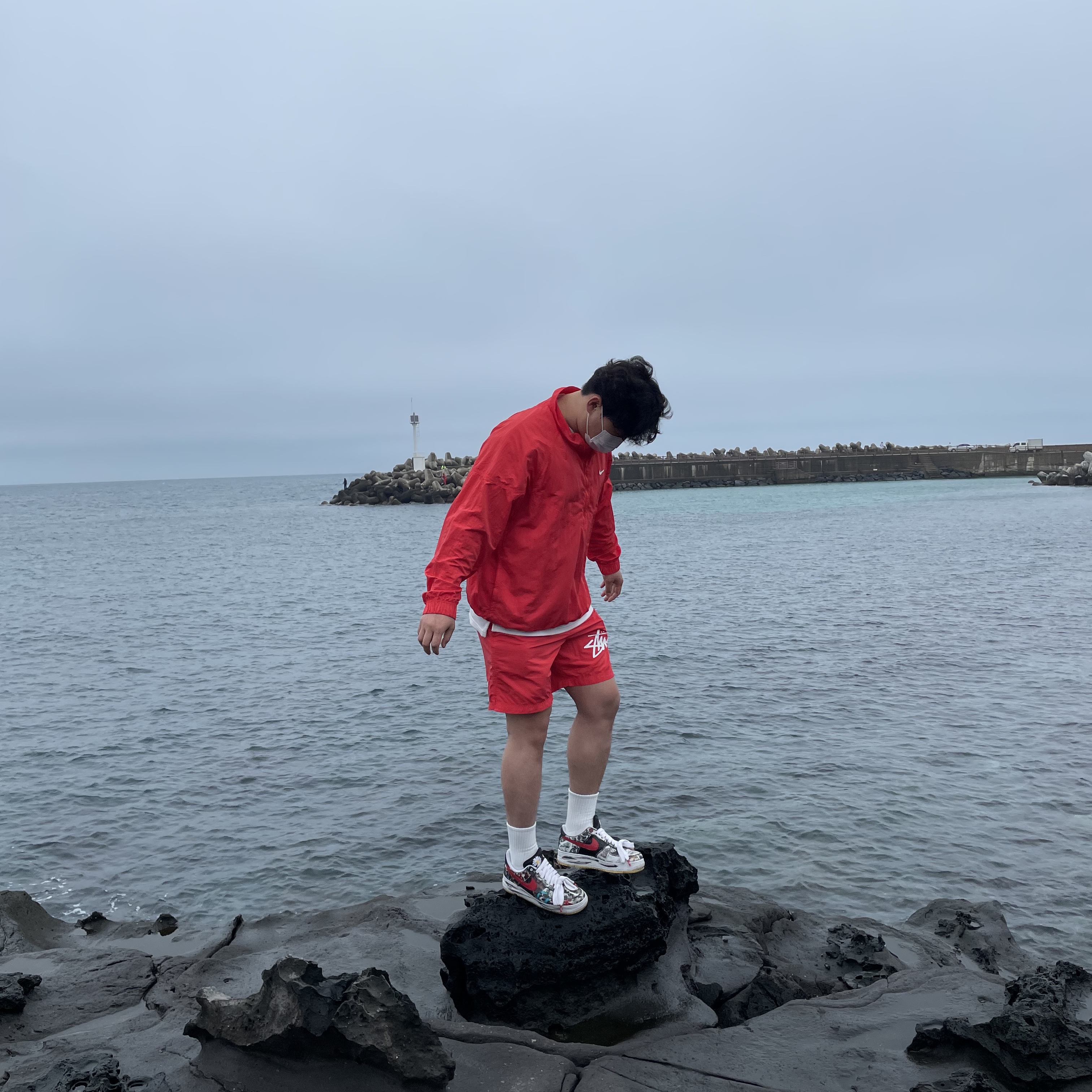 Nike x Stussy Windrunner Jacket Habanero Red, Nike x Stussy Water Shorts Habanero Red 착용 스타일