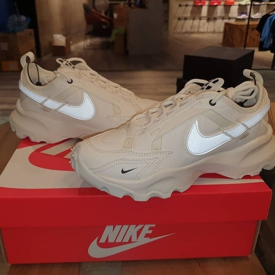 (W) Nike TC 7900 Summit White 착용 스타일 - 2